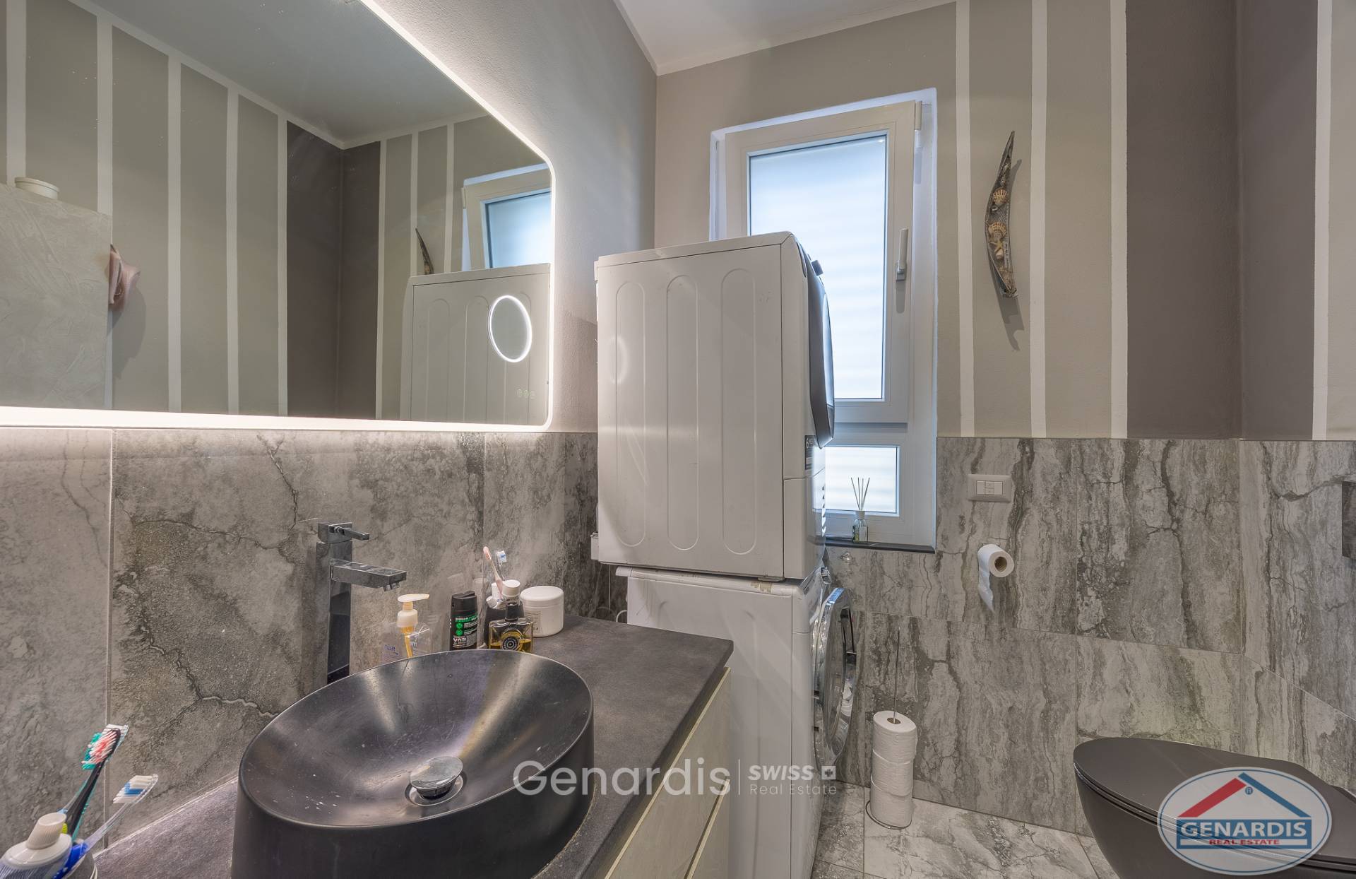Modernes Bad mit Waschbecken und WC