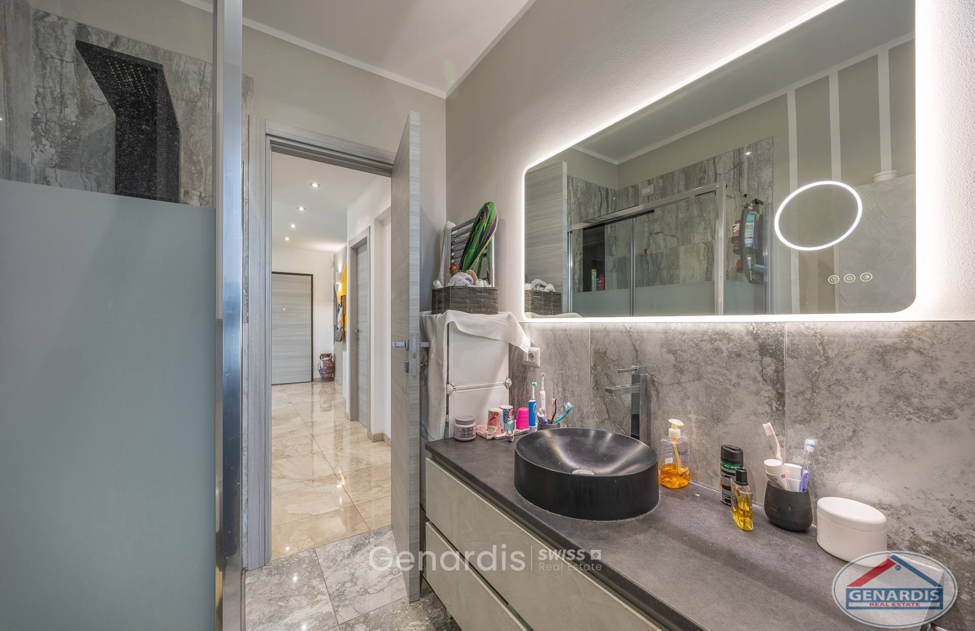 Modernes Badezimmer mit beleuchtetem Spiegel und Walk-in-Dusche