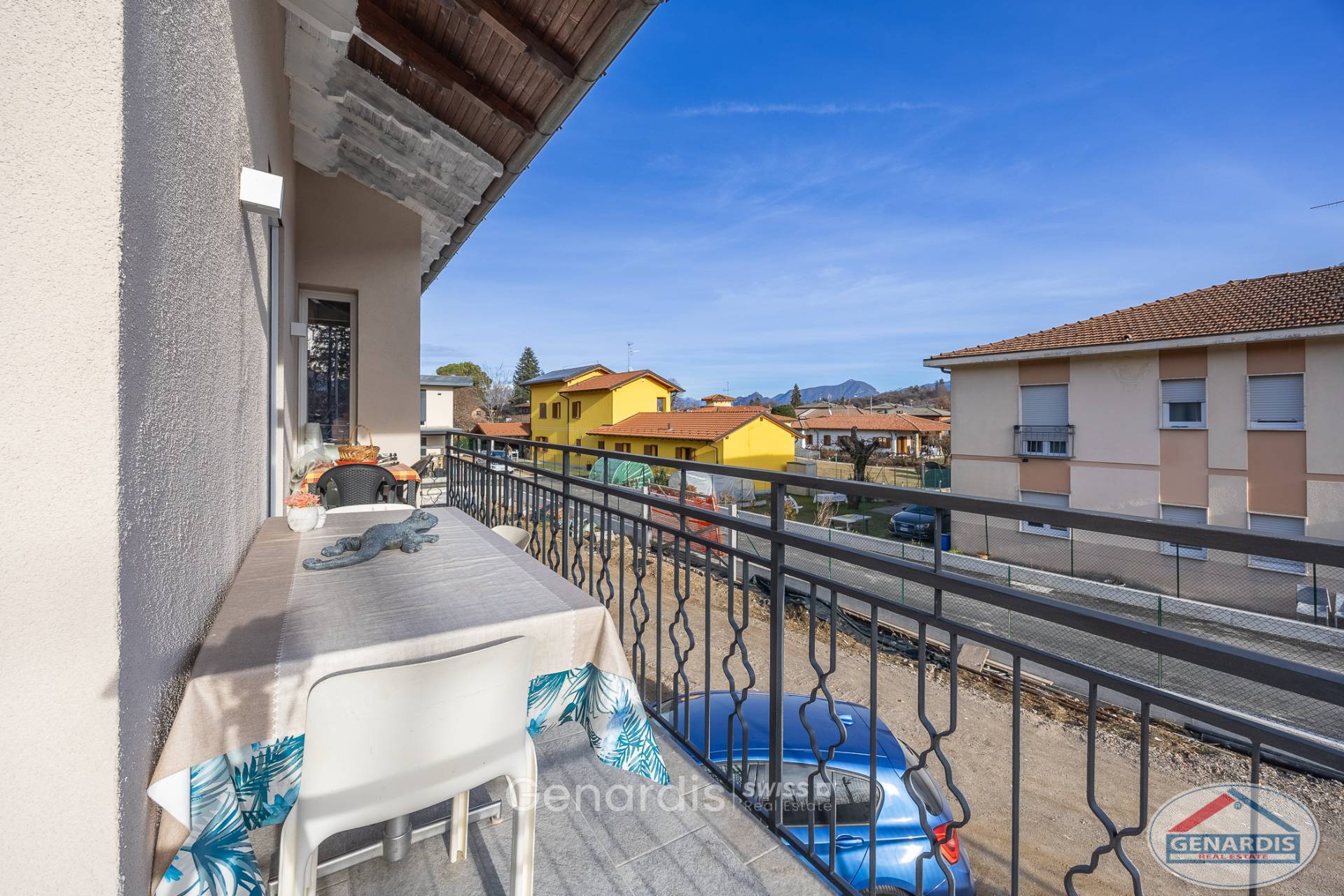 Balkon mit Ausblick auf Wohngebiet
