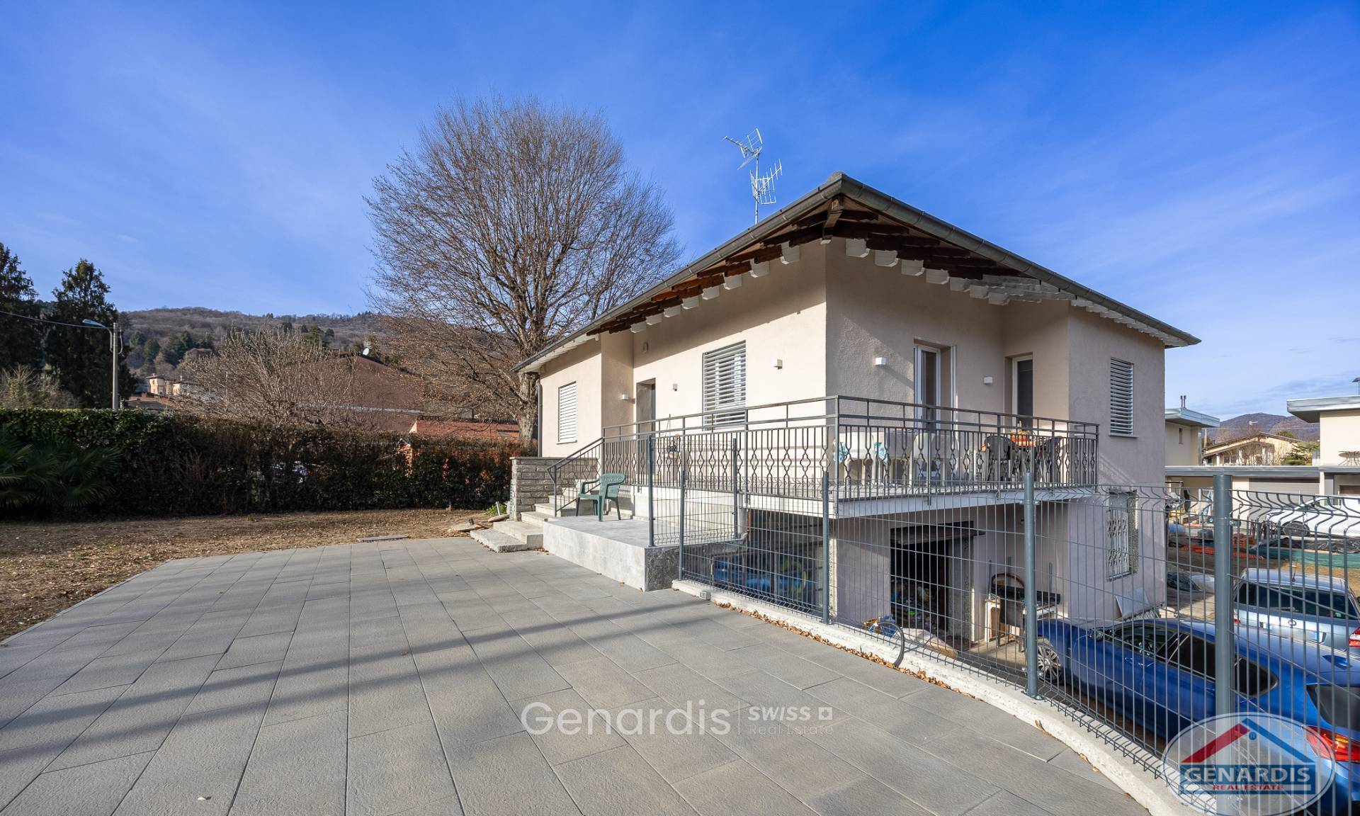 Außenansicht eines freistehenden Hauses mit großer Terrasse