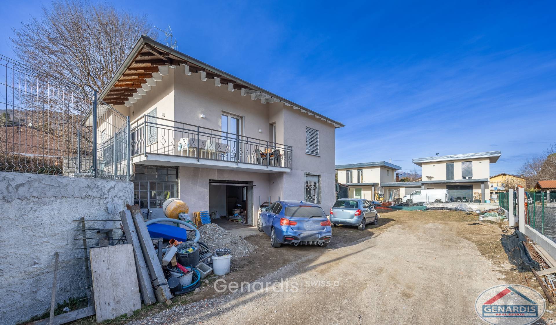 Außenansicht eines Hauses mit Zufahrt