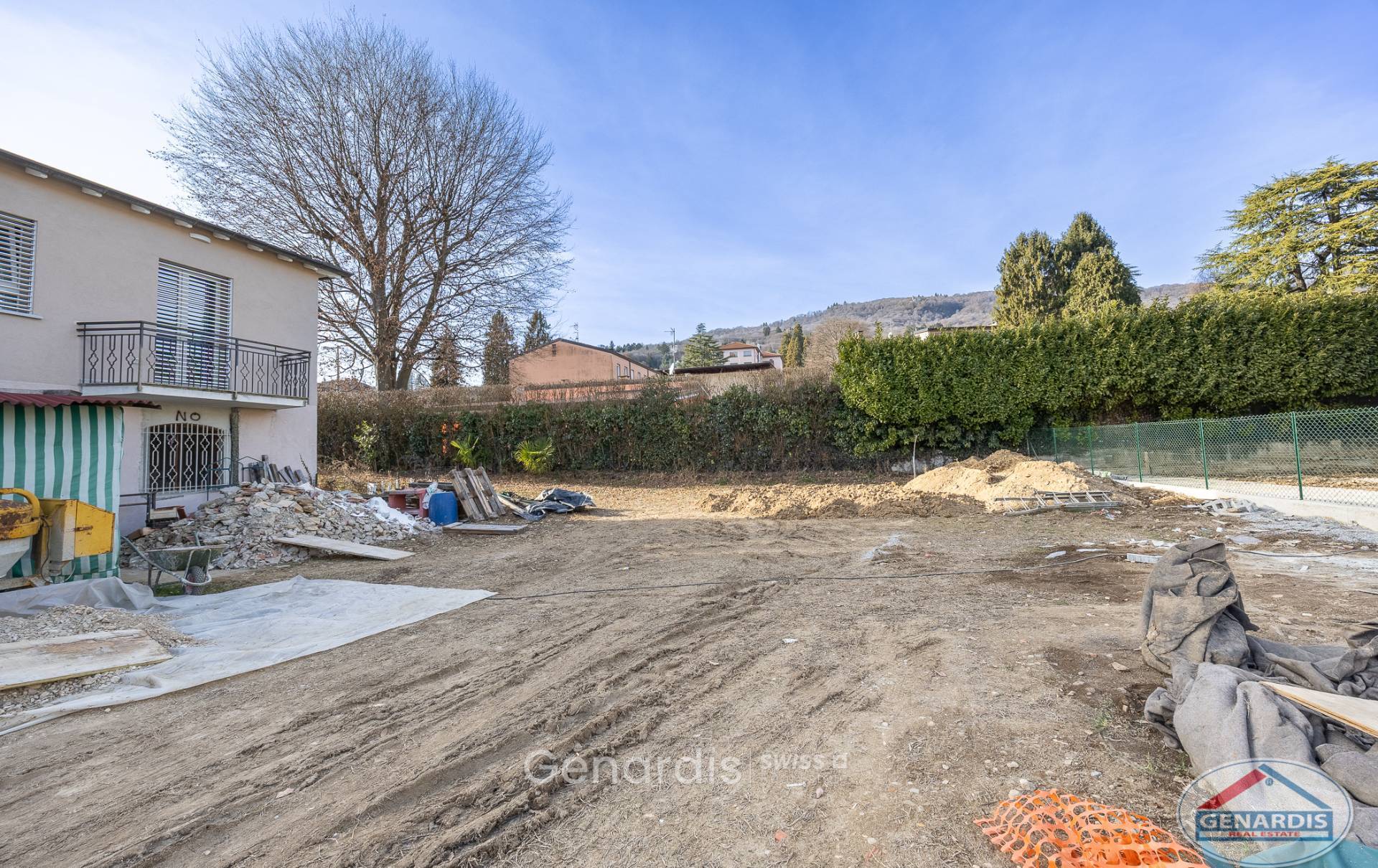 Außenbereich mit Garten und Baustelle