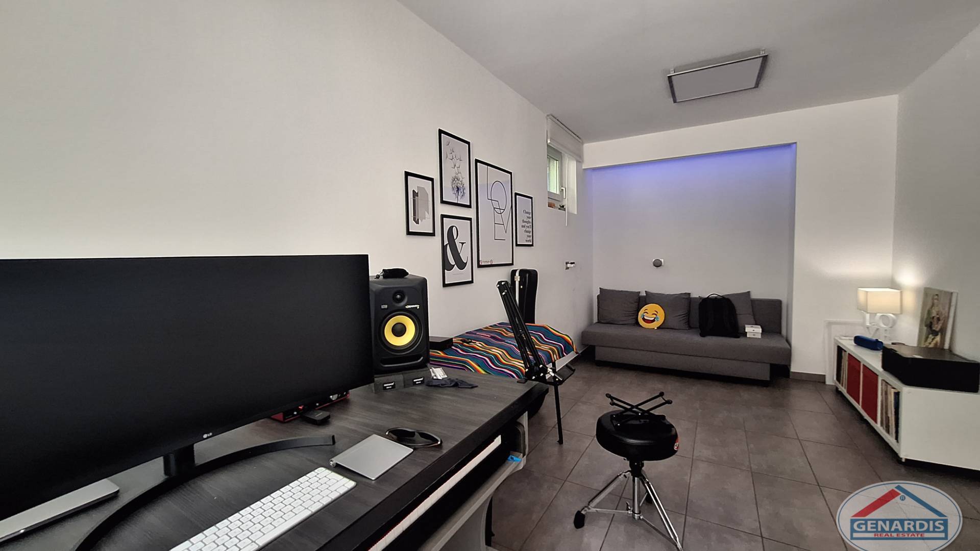 Modernes Keller-/Multifunktionszimmer mit Arbeits- und Wohnbereich