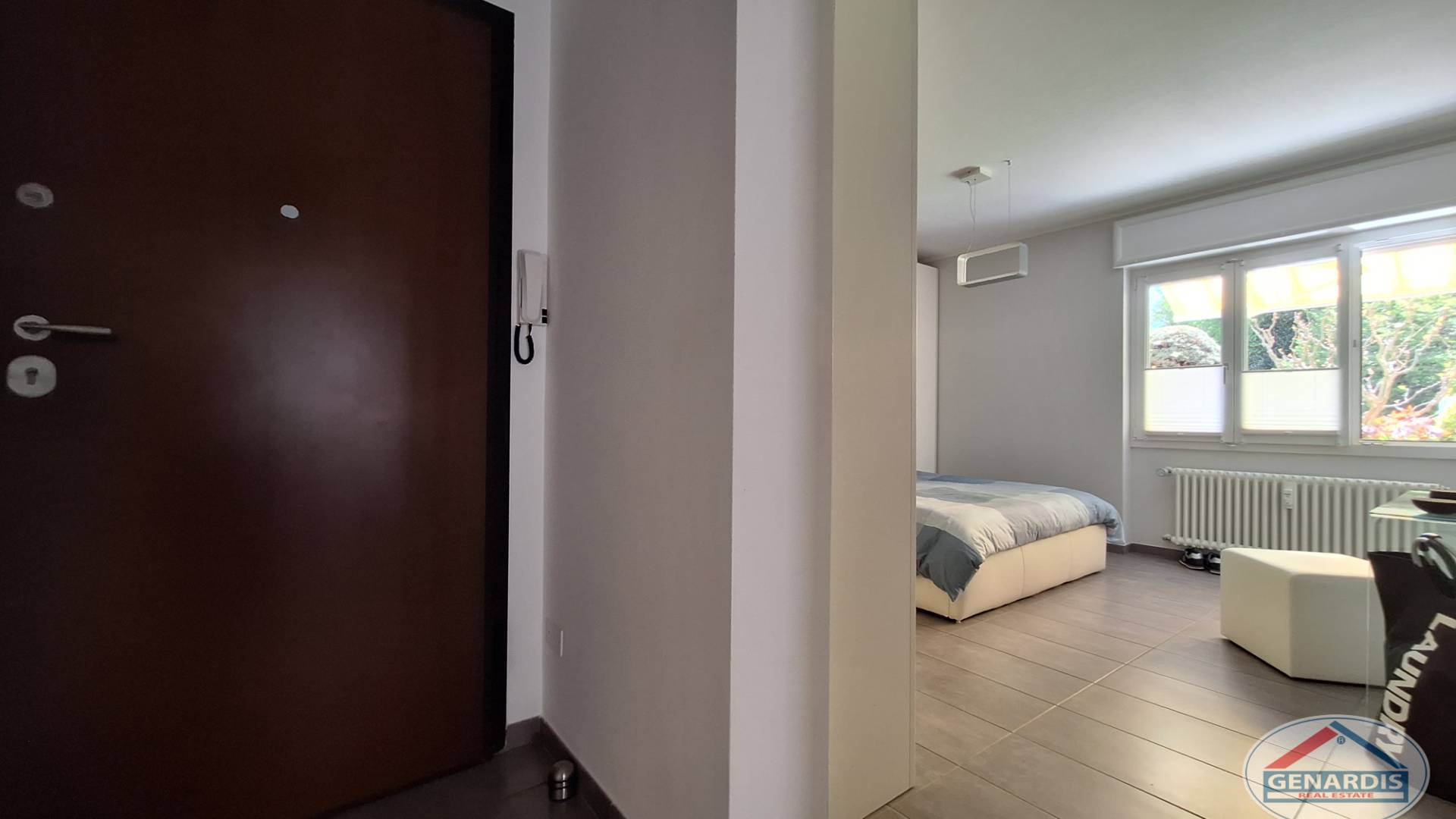 Schlafzimmer mit Blick in einen Eingangsbereich