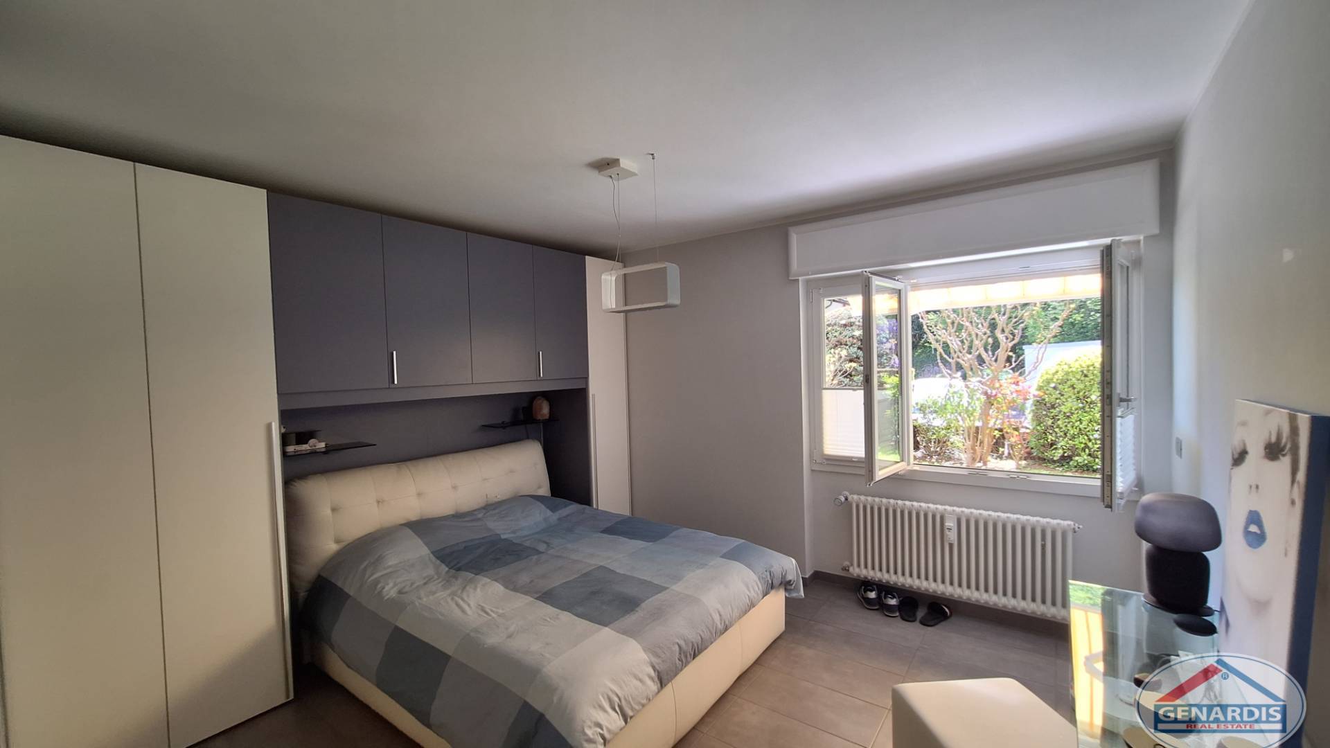 Modernes Schlafzimmer mit Fensterblick in den Garten