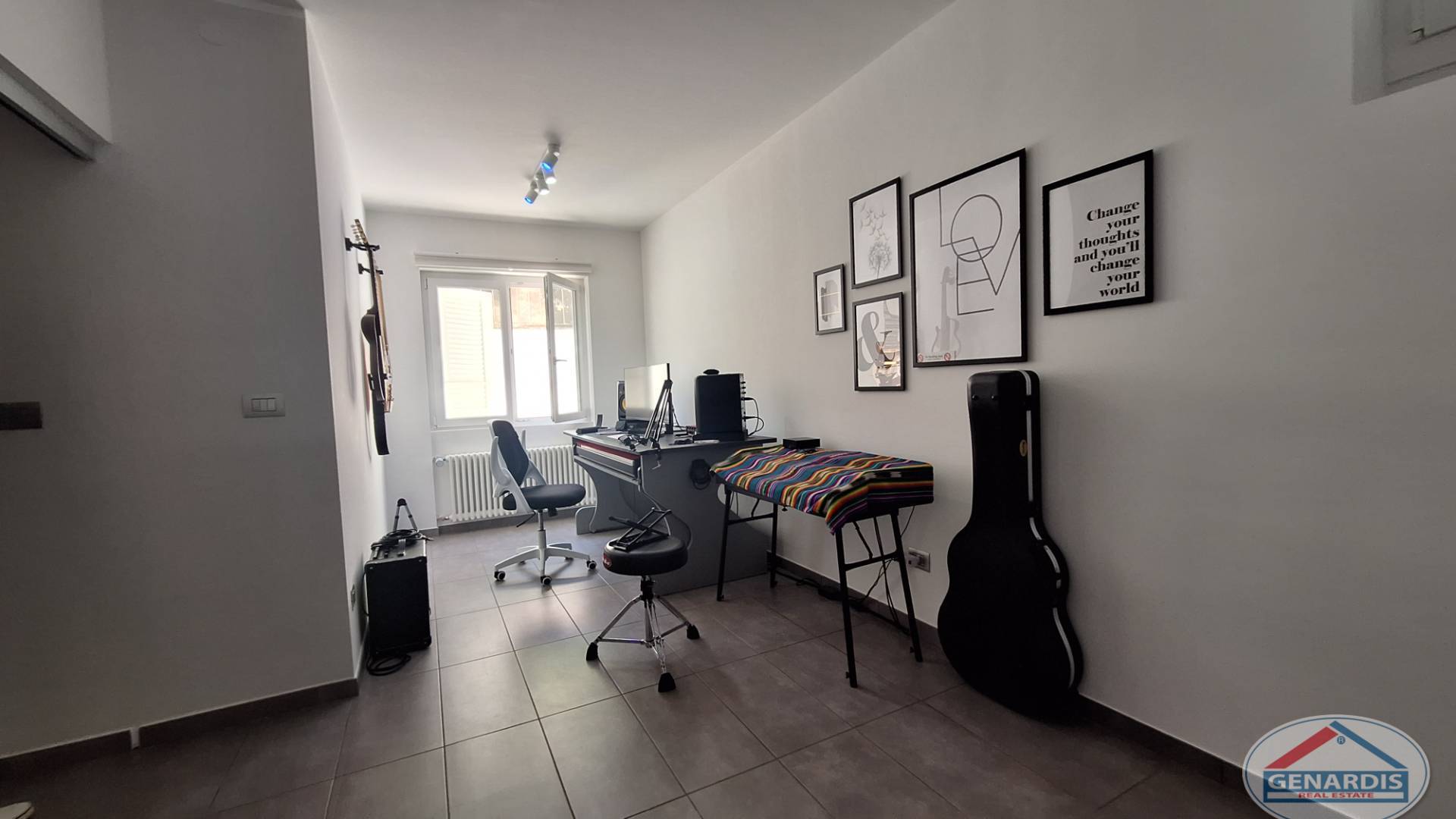 Heller Arbeitsraum mit Musik- und Büroeinrichtung