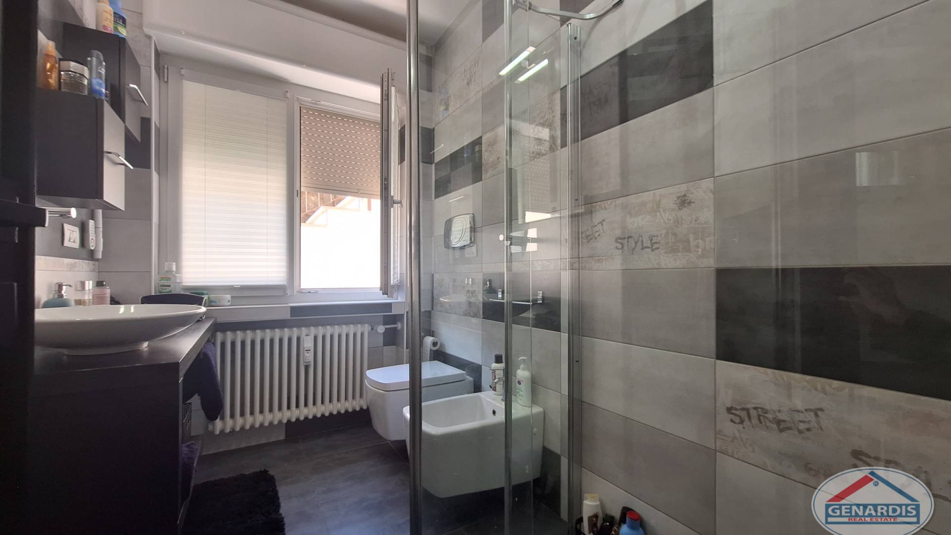 Modernes Badezimmer mit Dusche und Fenster