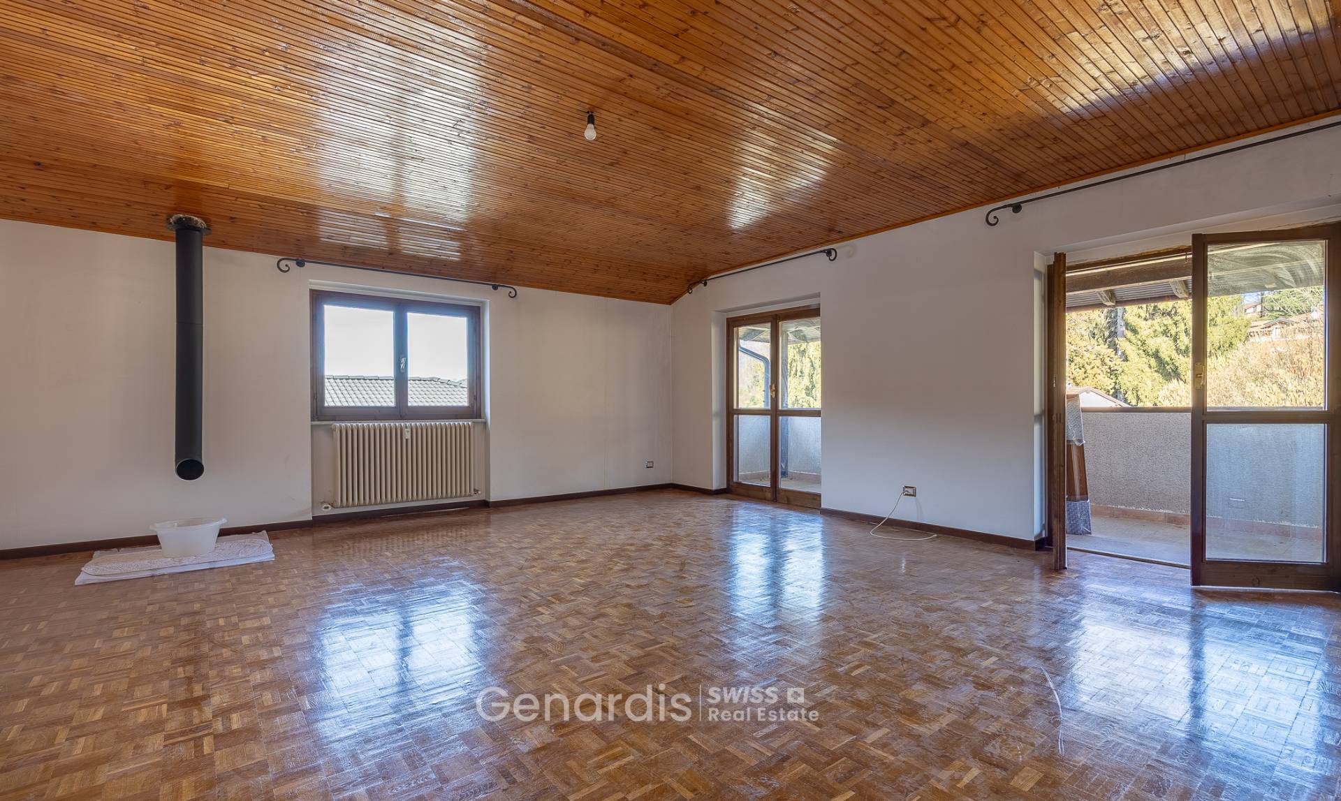 Großer leerer Wohnraum mit Holzdecke
