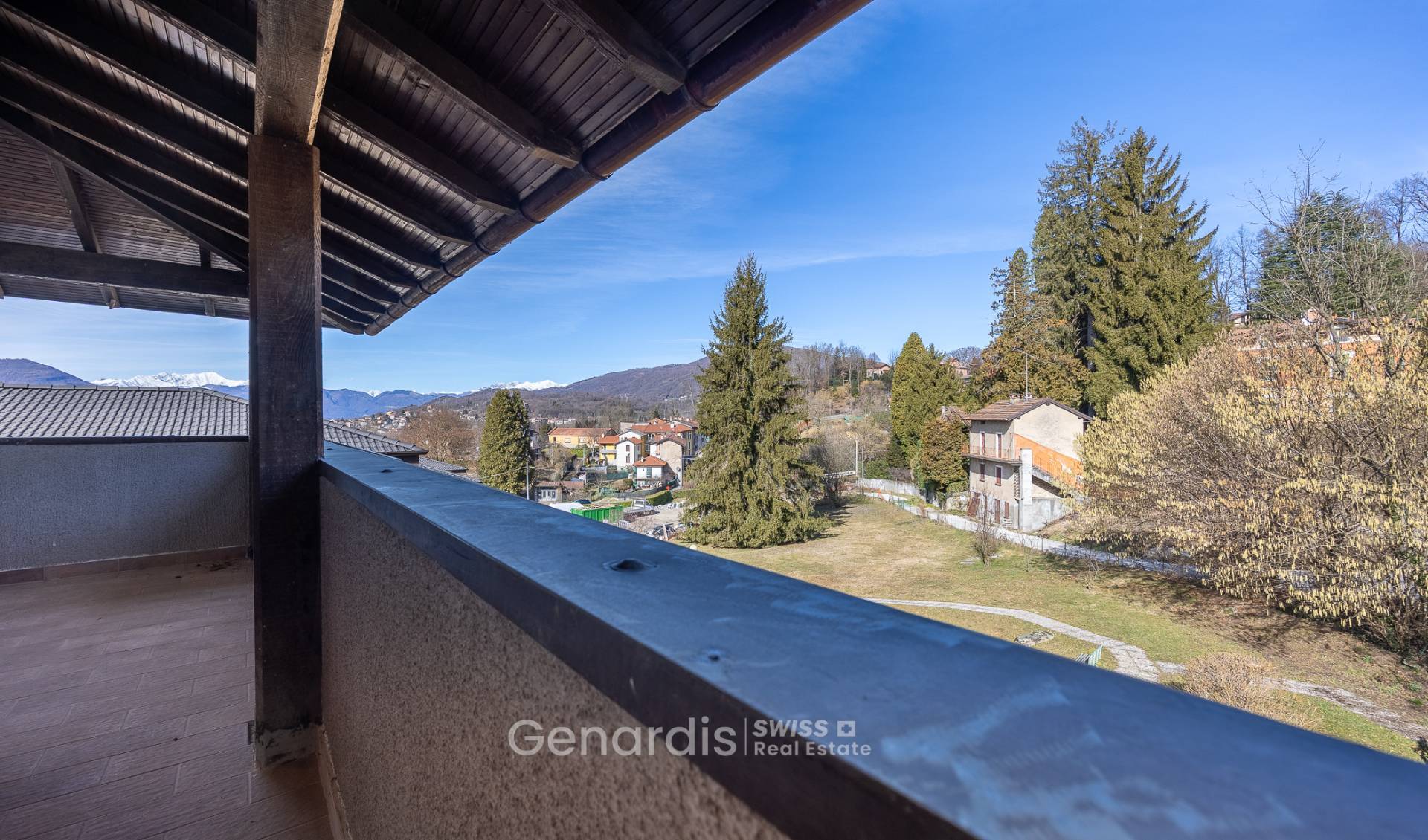 Balkon mit Berg- und Gartenblick