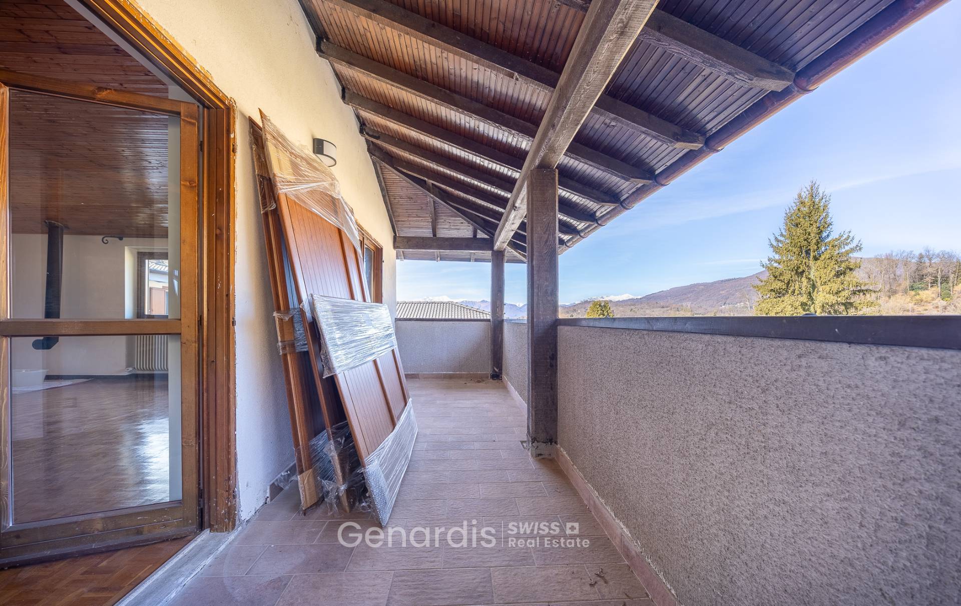 Überdachter Balkon mit Bergblick