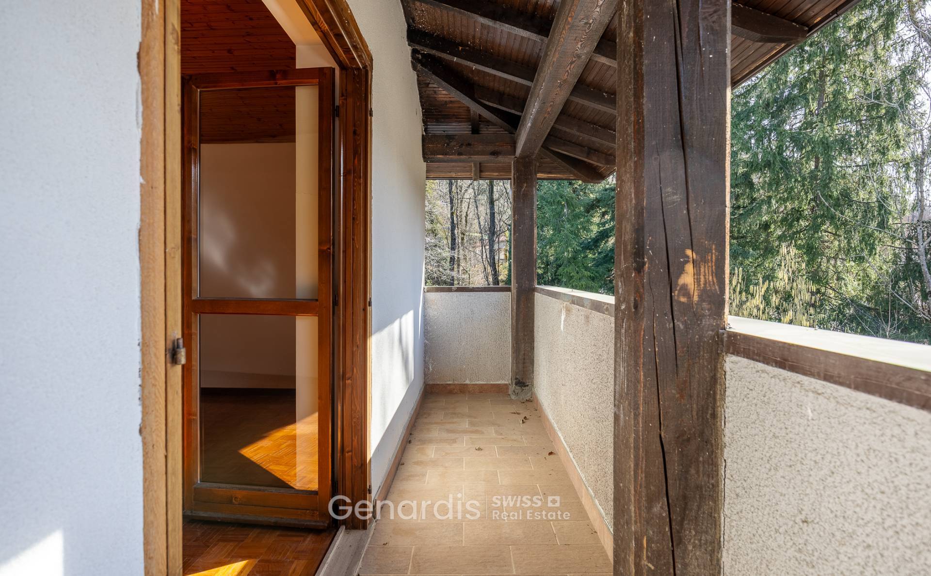 Überdachter Balkon mit Holzstützen