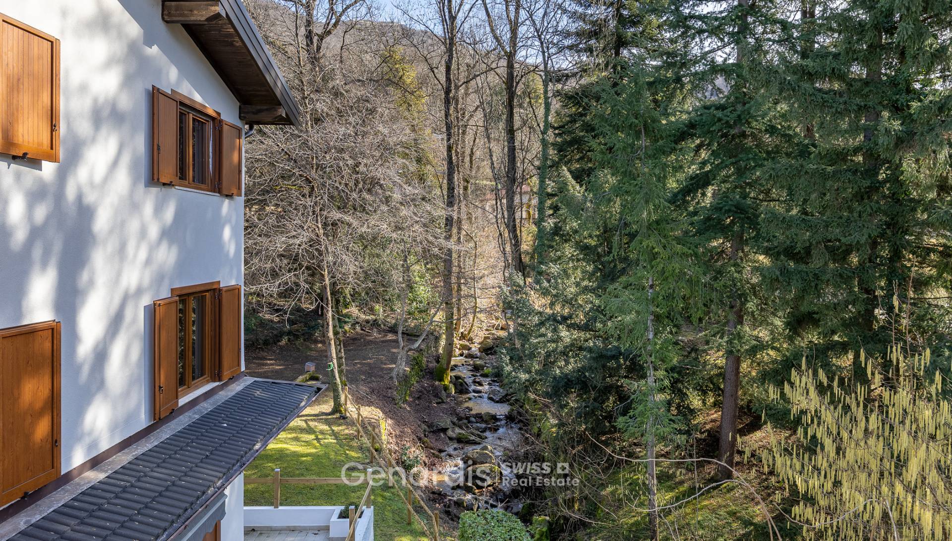 Haus am Bach im Wald