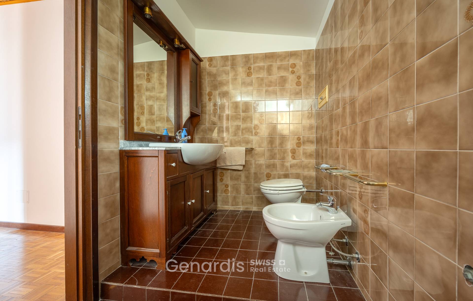 Gäste-WC mit Holzwaschtisch und Wand-WC