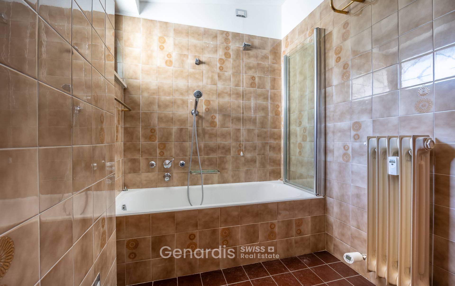 Badezimmer mit Badewanne und begehbarer Dusche