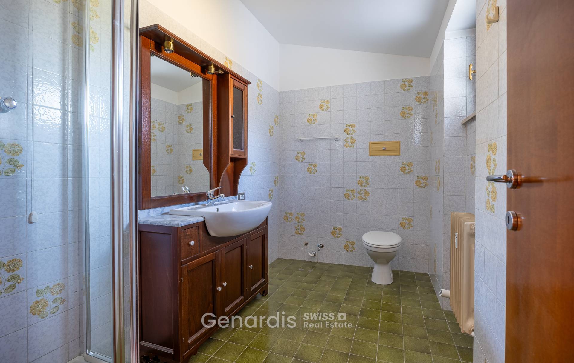 Badezimmer mit Dusche und WC