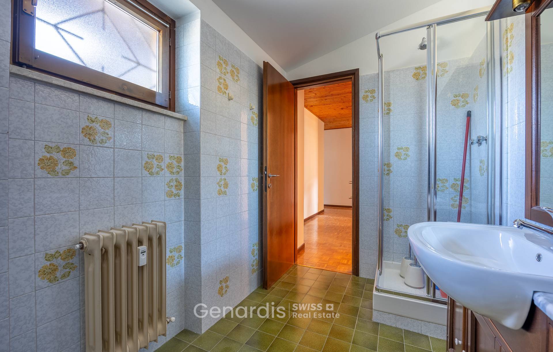 Badezimmer mit Duschkabine und Waschbecken