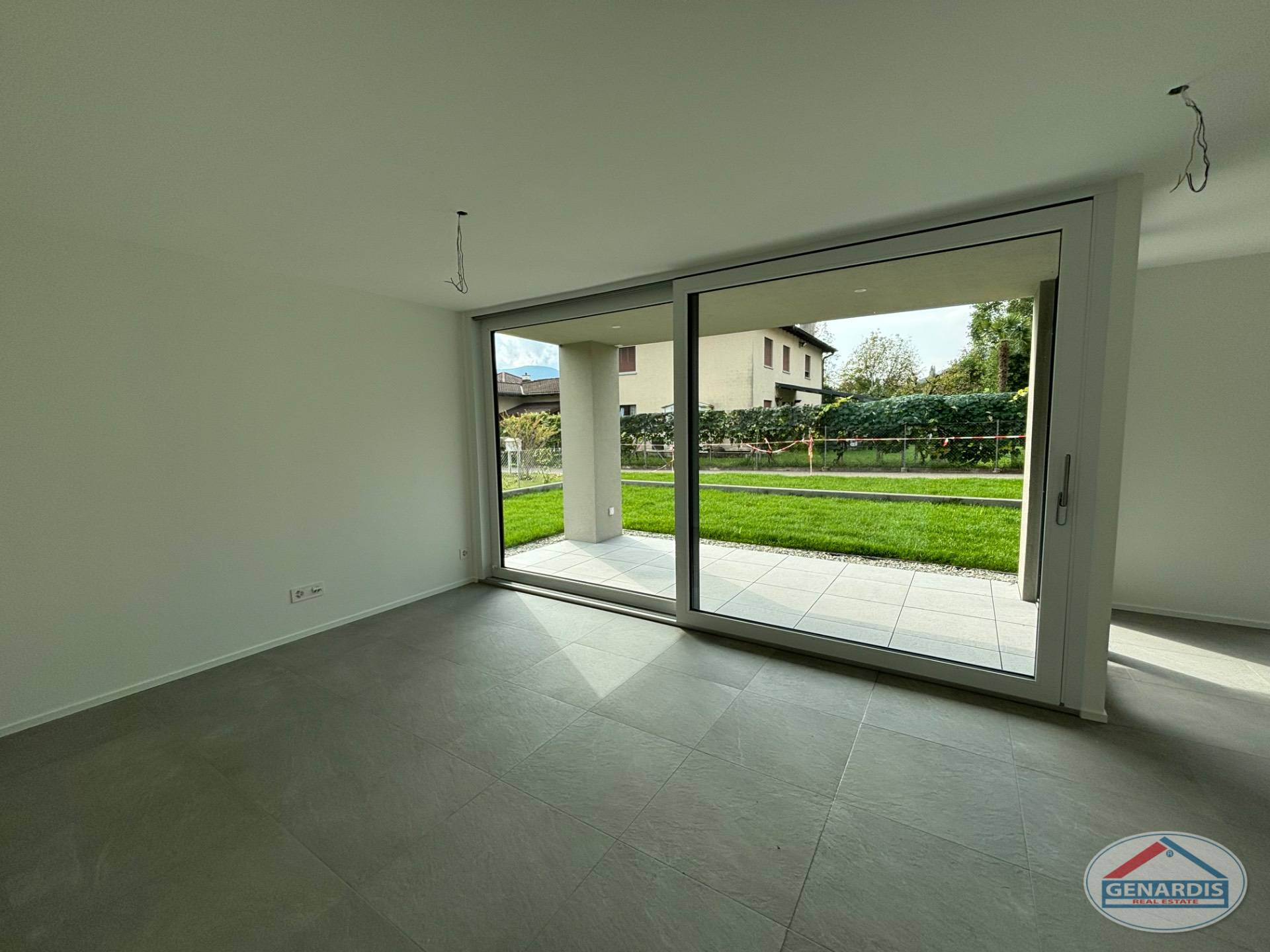 Leerer moderner Wohnraum mit Terrassenschiebetür