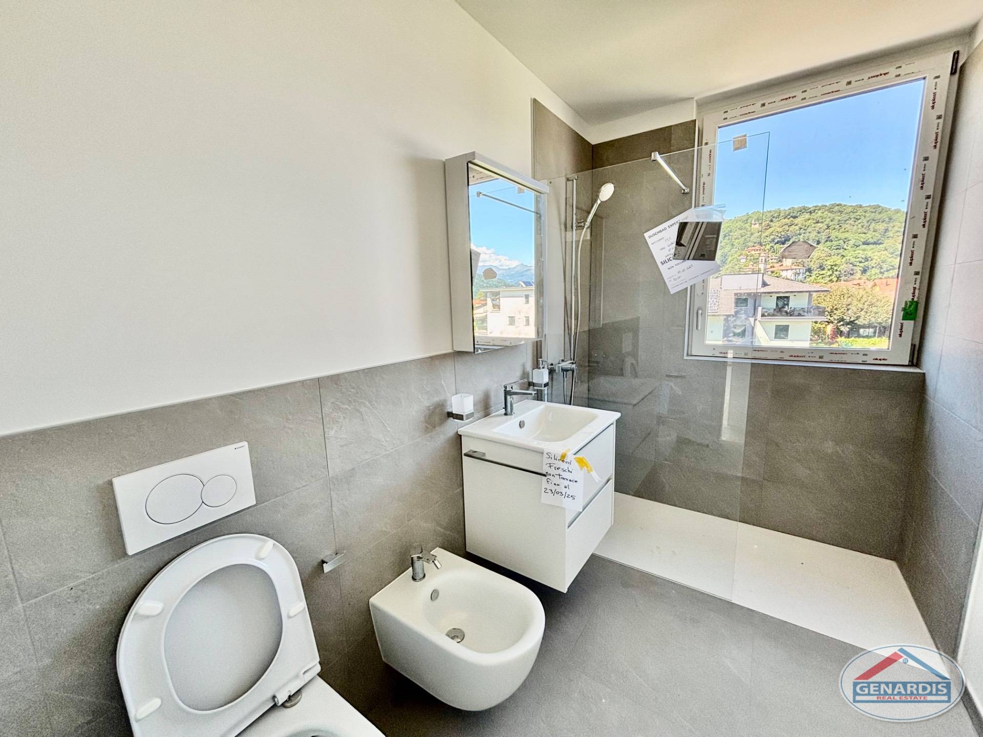 Modernes Badezimmer mit WC, Bidet und Waschtisch