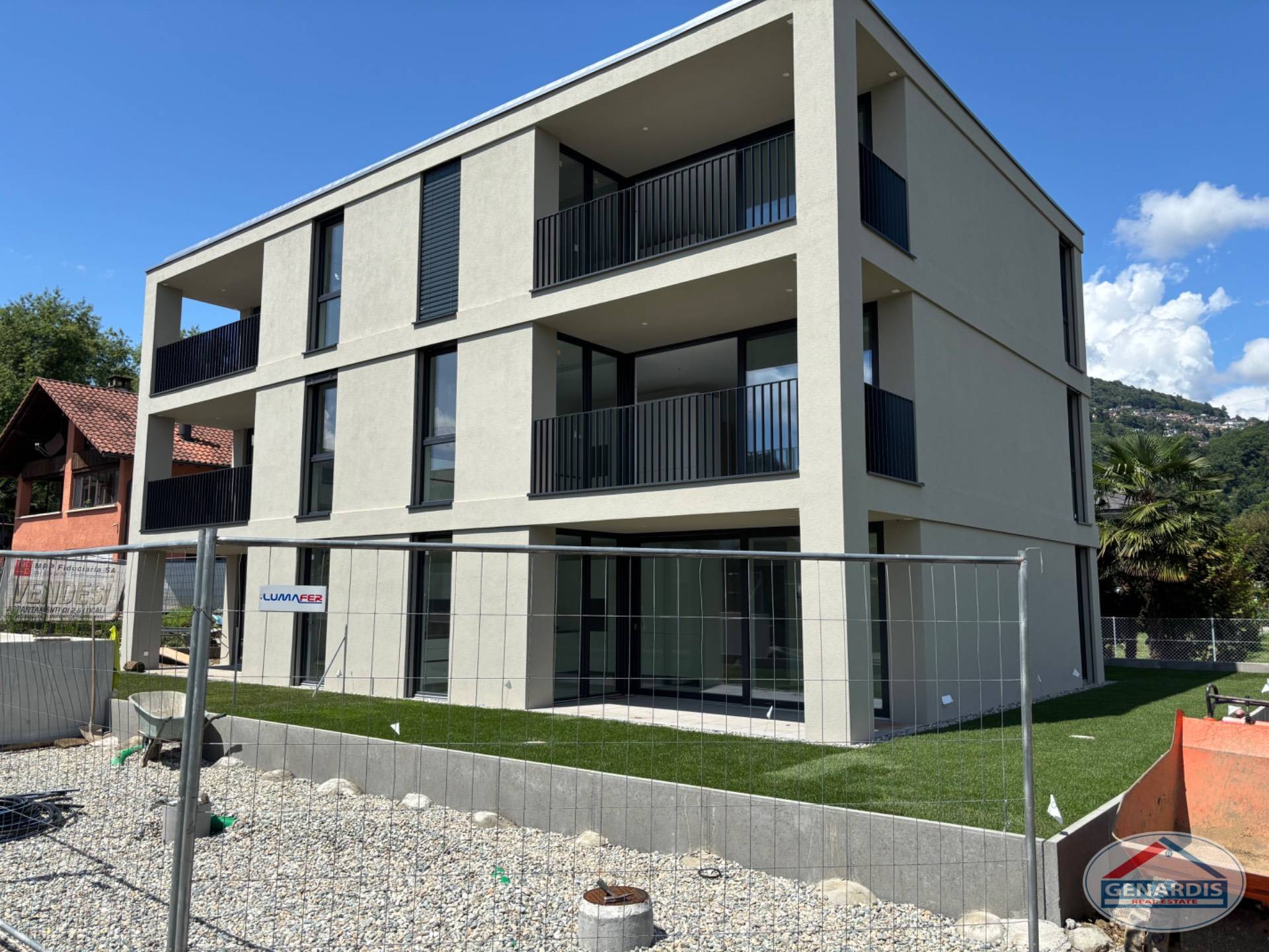 Modernes Mehrfamilienhaus im Bau