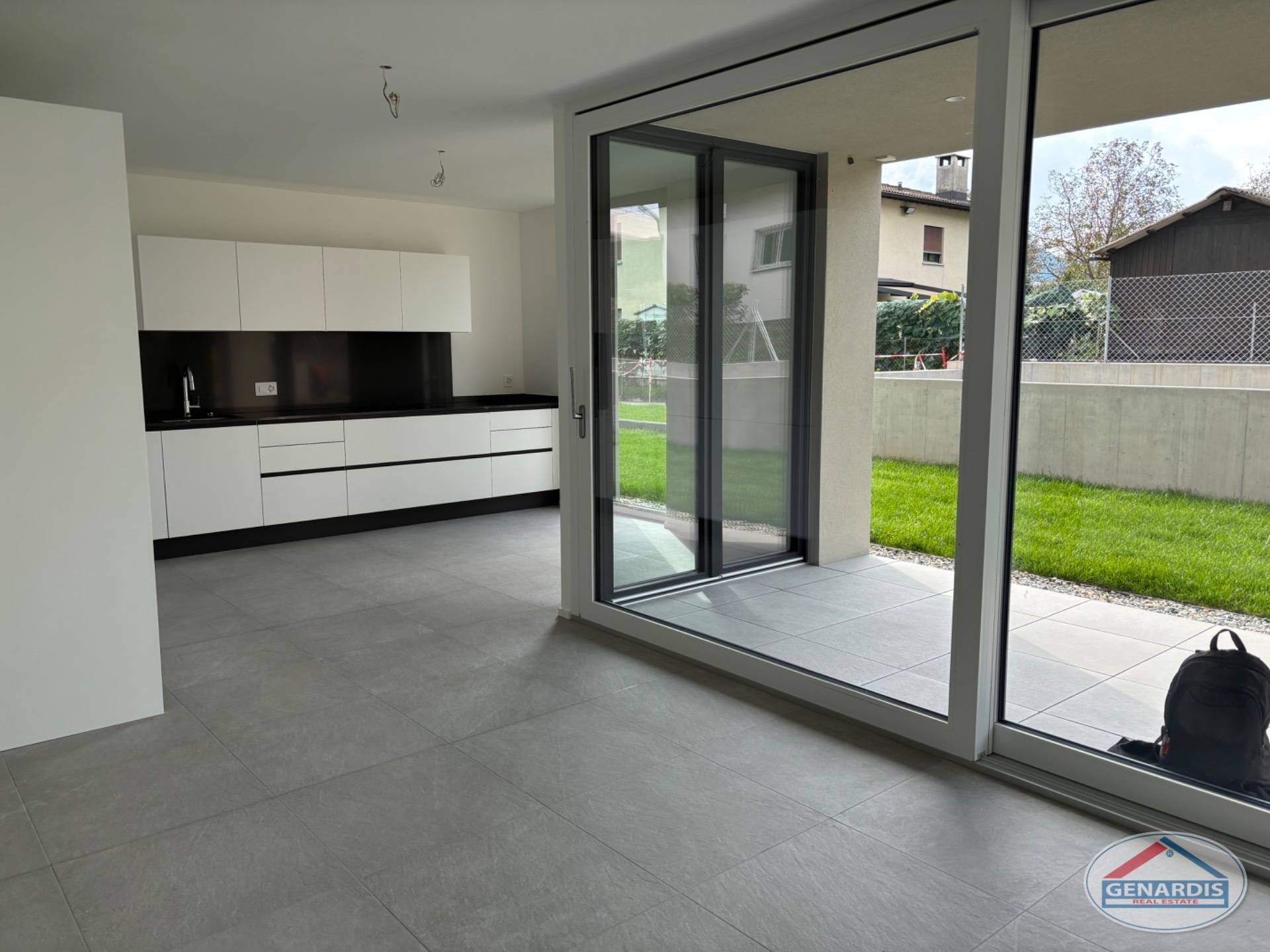 Moderne offene Wohnküche mit Terrassenfront