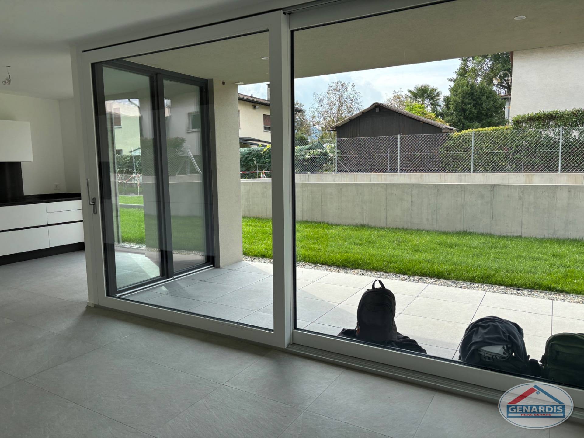 Blick aus moderner Wohnküche in den Garten