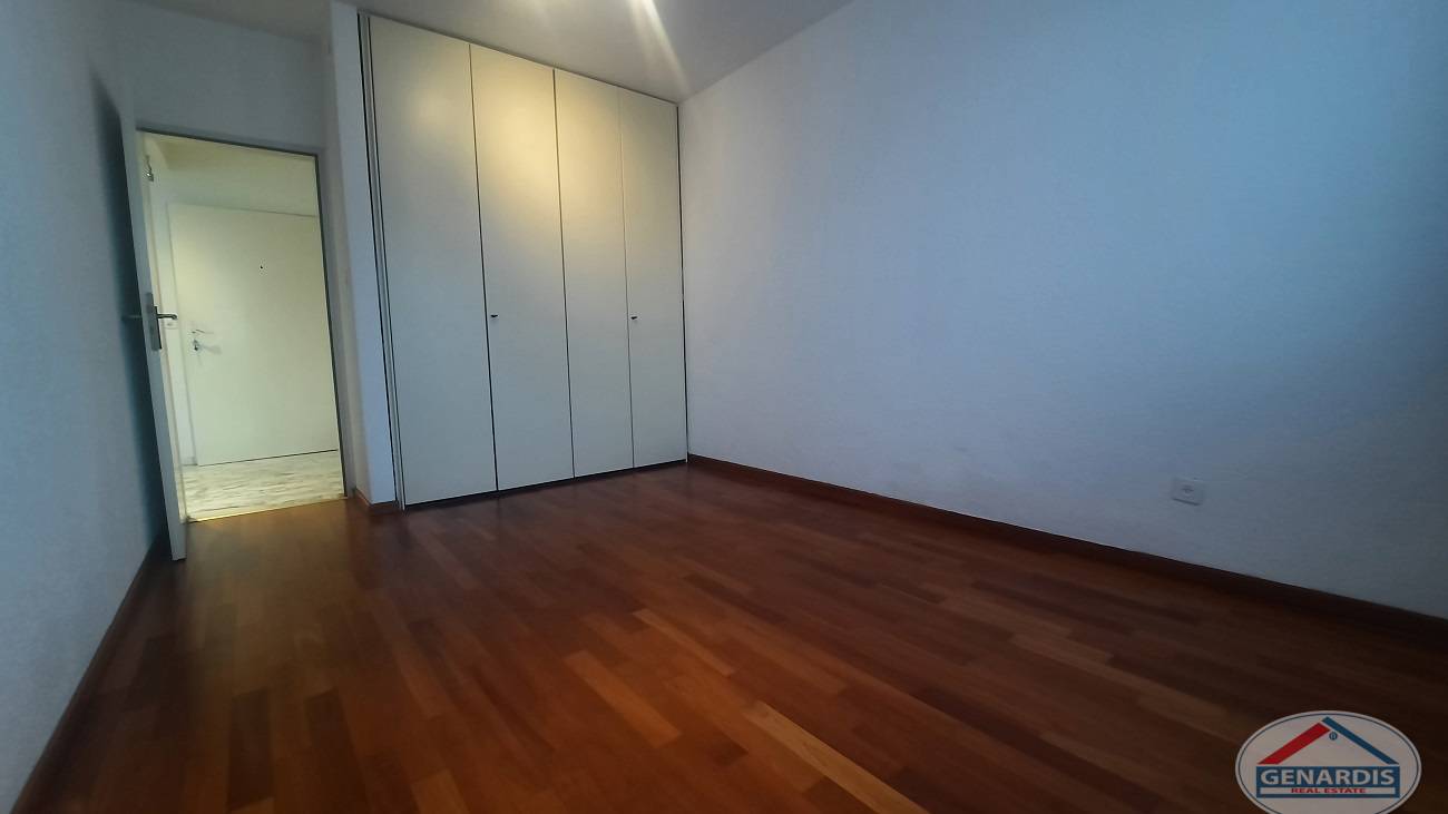 Leeres Schlafzimmer mit Einbauschrank