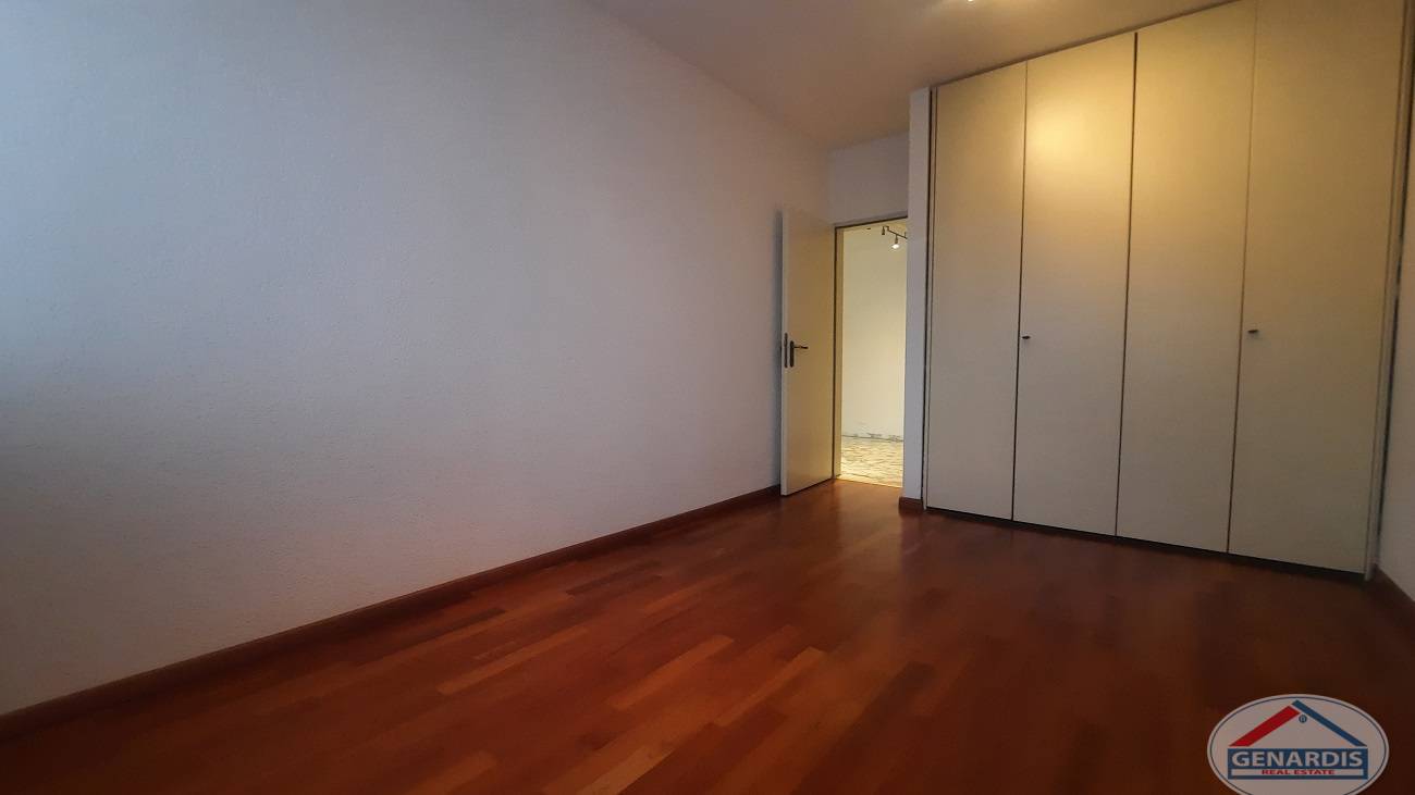 Leeres Schlafzimmer mit Einbauschrank