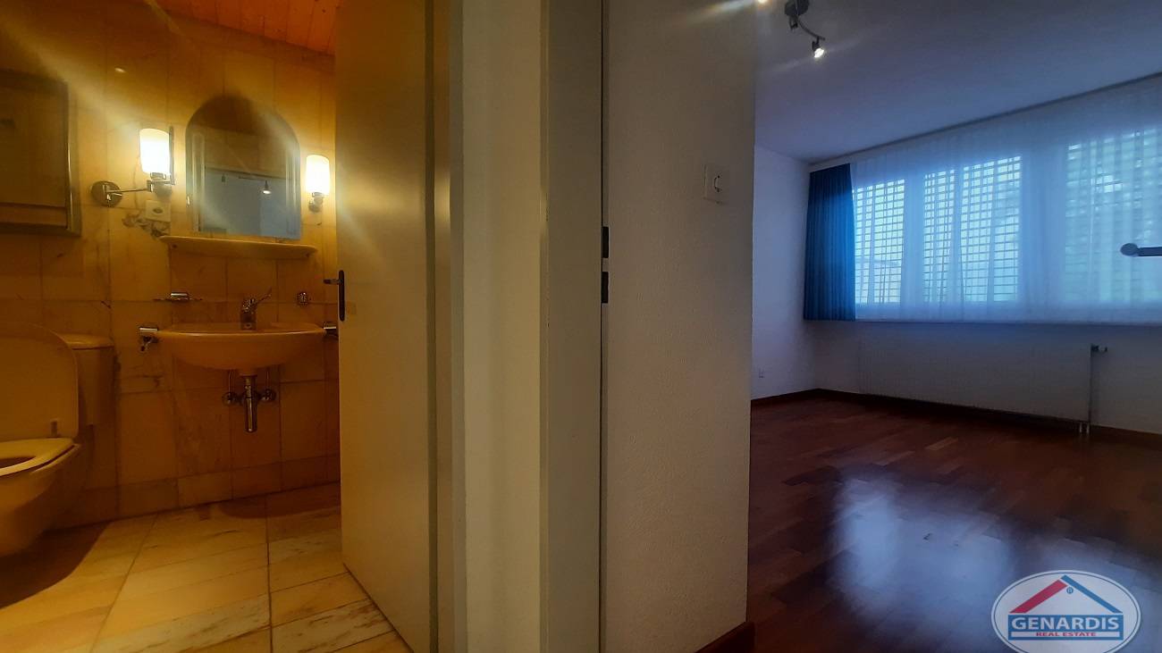Blick von Bad in leeren Wohnraum