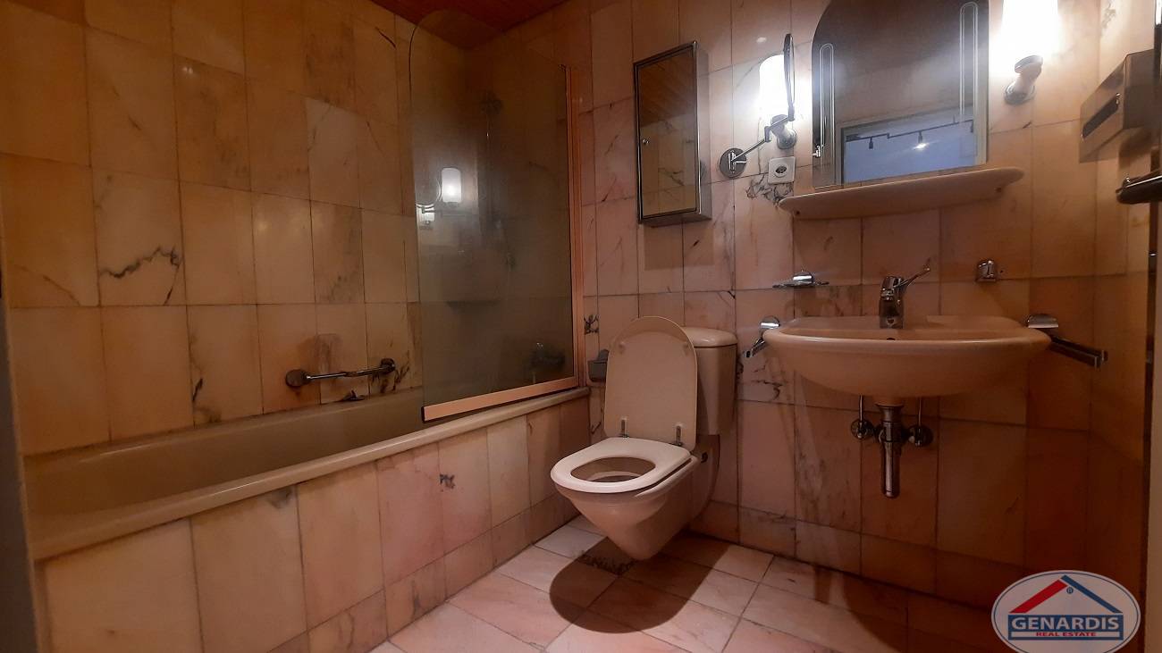 Badezimmer mit Wanne, Waschbecken und WC