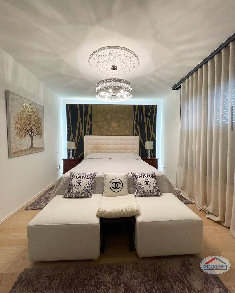 Elegantes Schlafzimmer mit Doppelbett