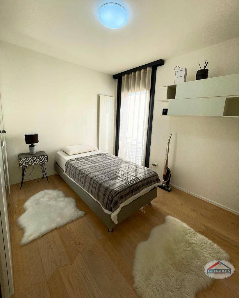 Kleines Schlafzimmer mit hellem Holzfußboden