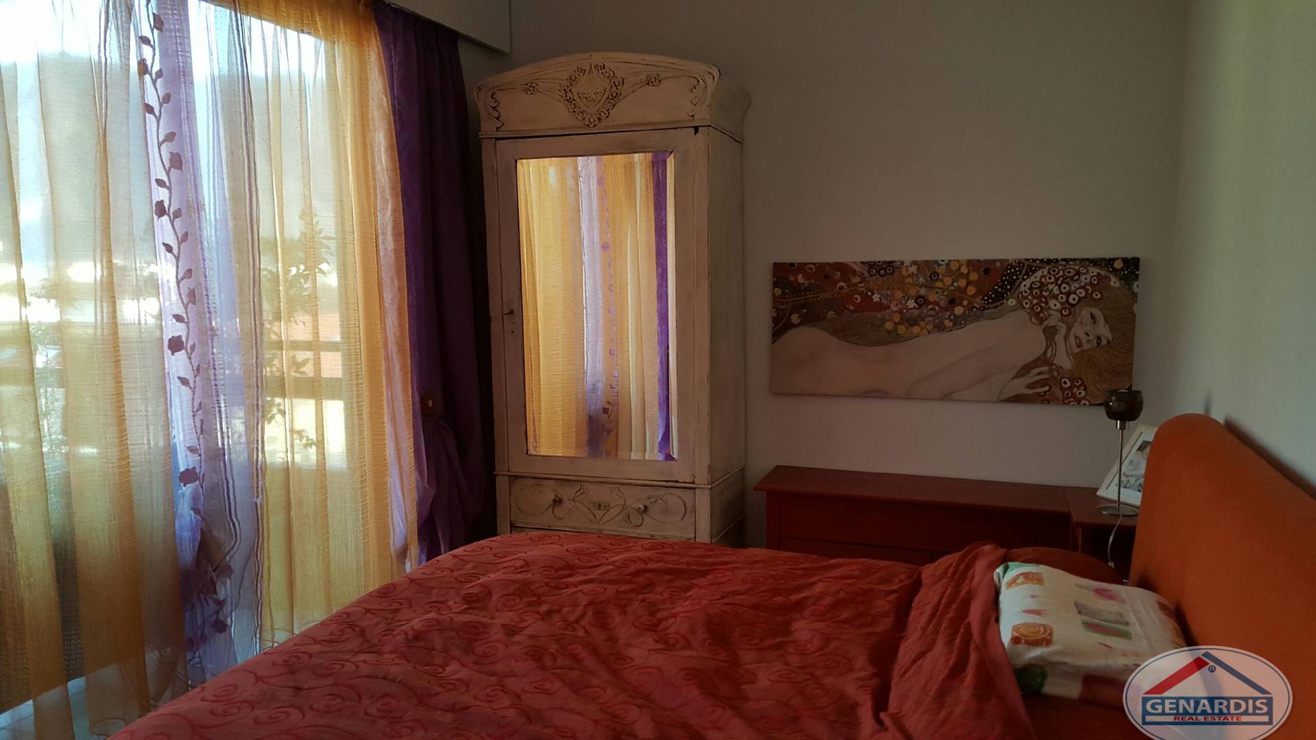 Gemütliches Schlafzimmer mit orangefarbenem Bett und Lichtvorhängen