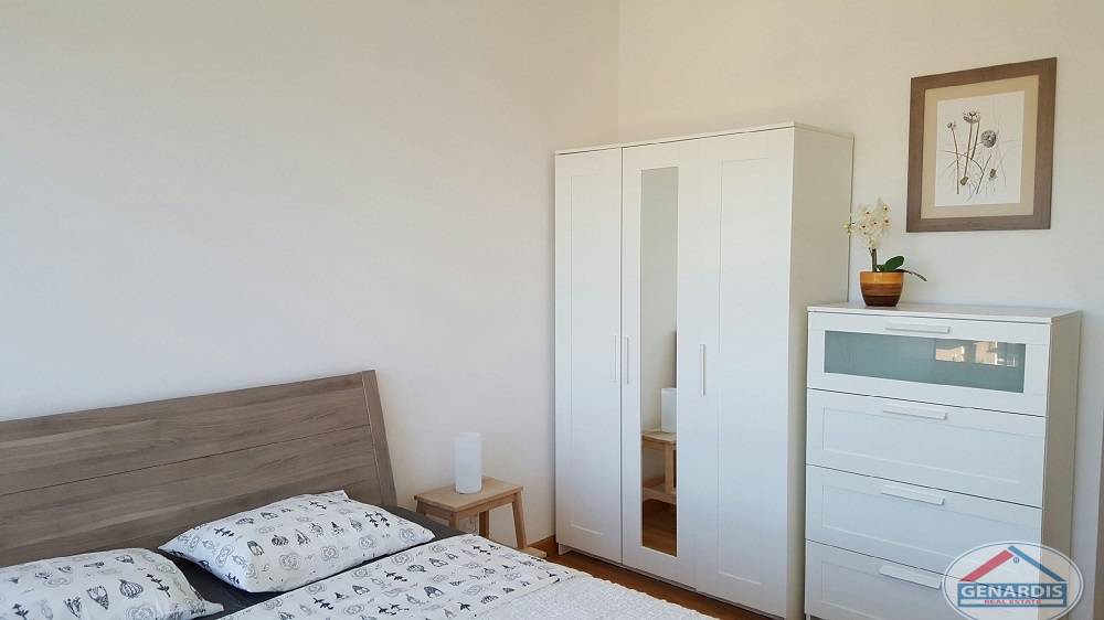 Helles Schlafzimmer mit Schrank und Kommode