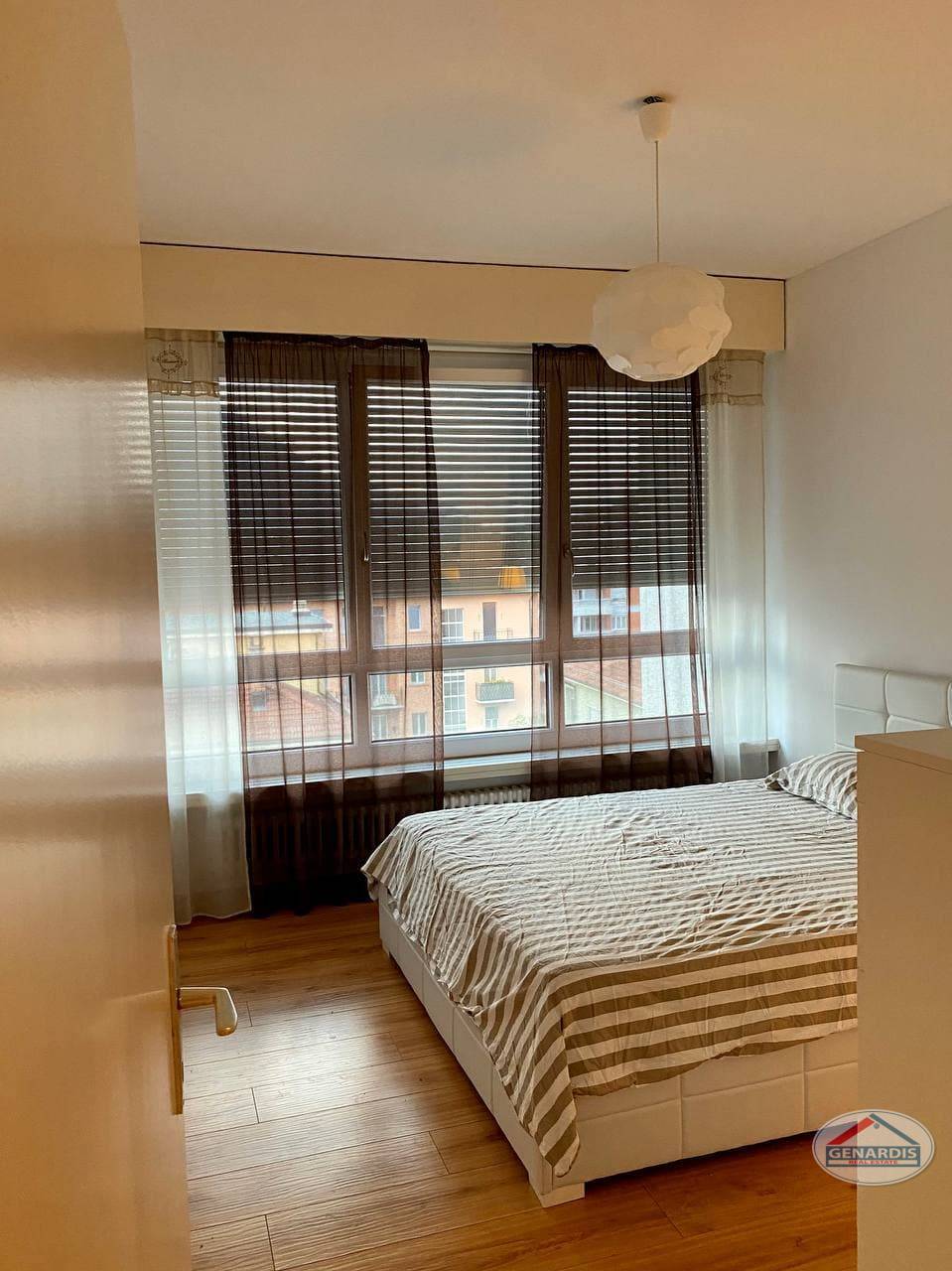 Schlafzimmer mit großem Fenster