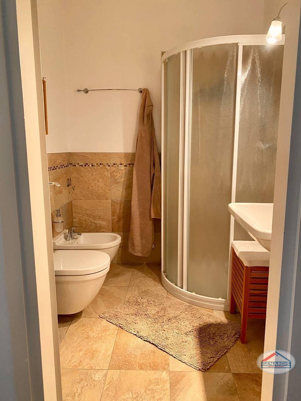 Kleines Badezimmer mit Duschkabine