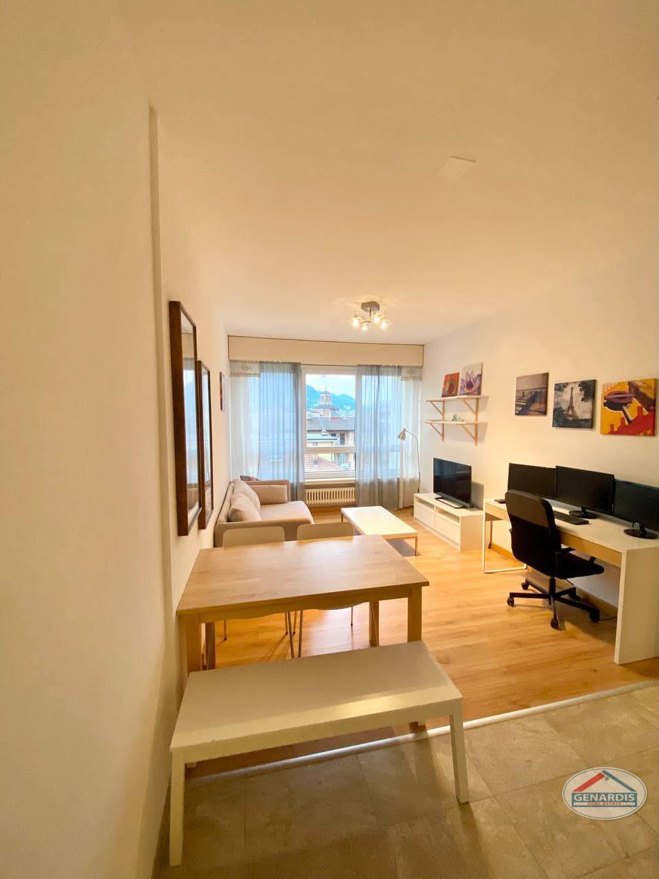 Helles Wohn- und Arbeitszimmer