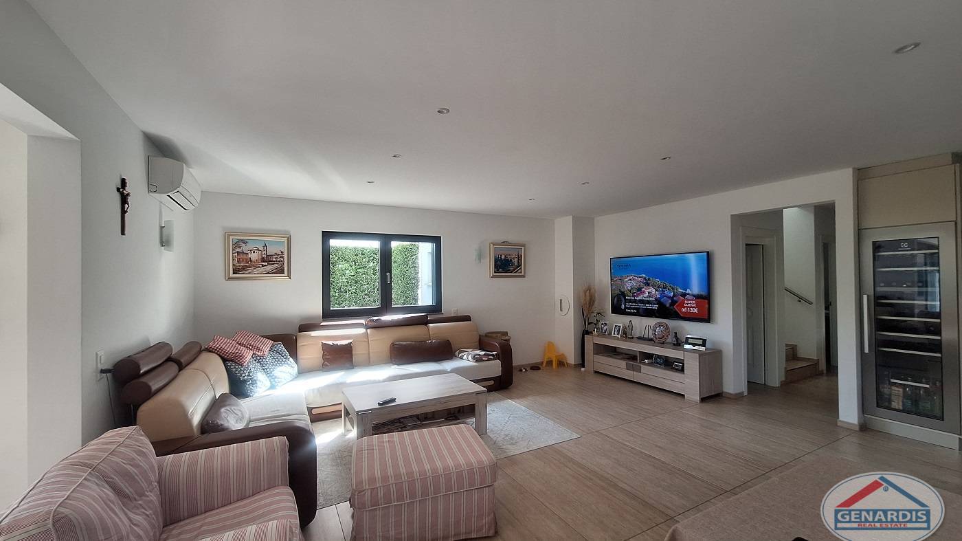 Helles Wohnzimmer mit TV-Wand und großer Sofalandschaft