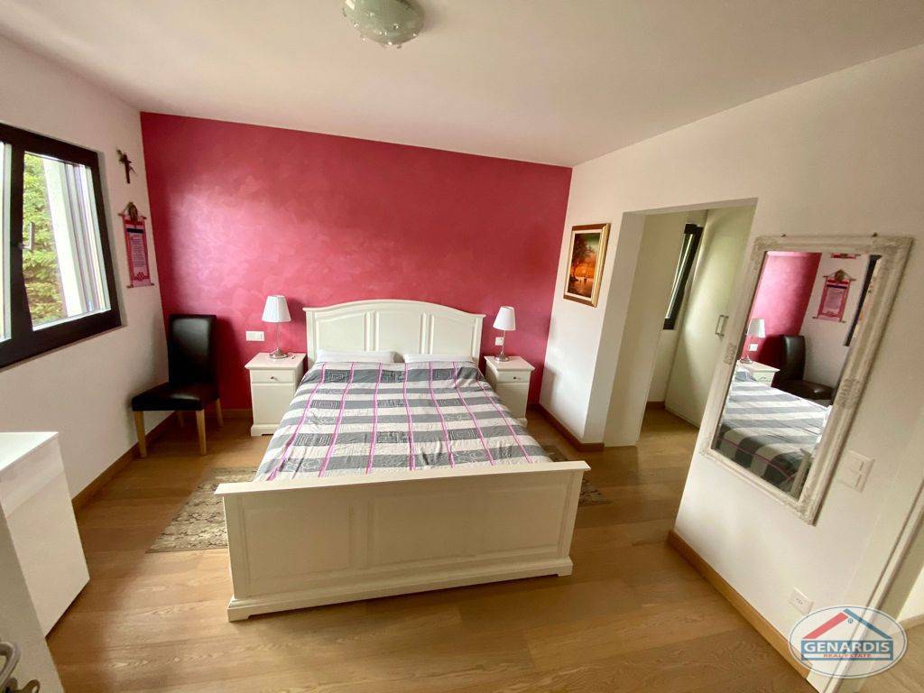 Schlafzimmer mit rot akzentuierter Wand