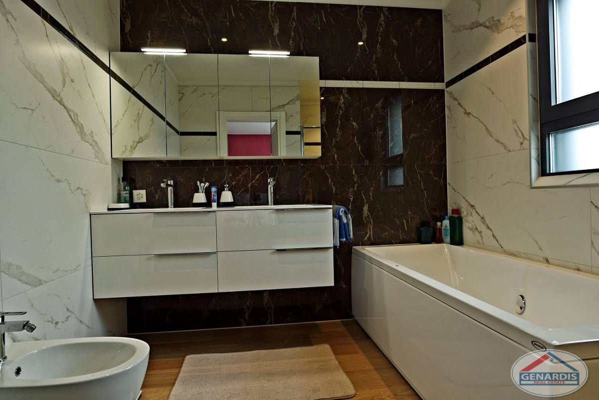 Modernes Badezimmer mit Badewanne und Doppelwaschtisch