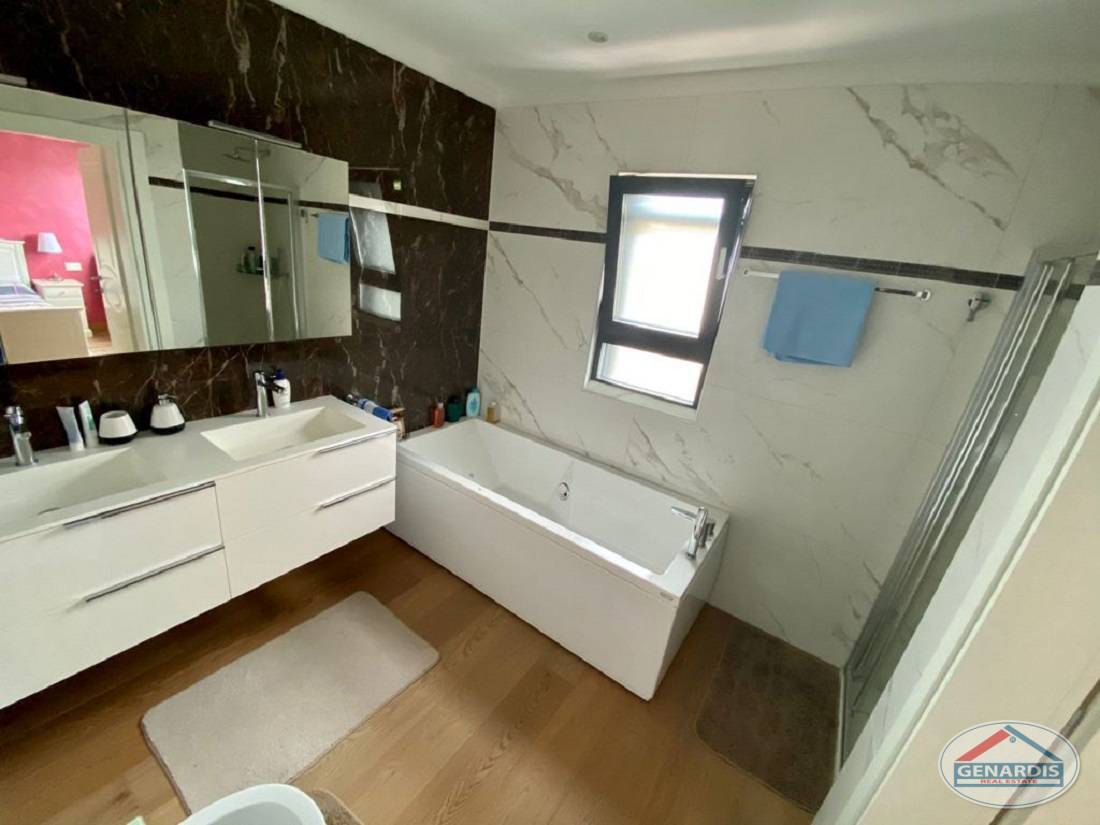 Modernes Badezimmer mit Badewanne und Doppelwaschtisch