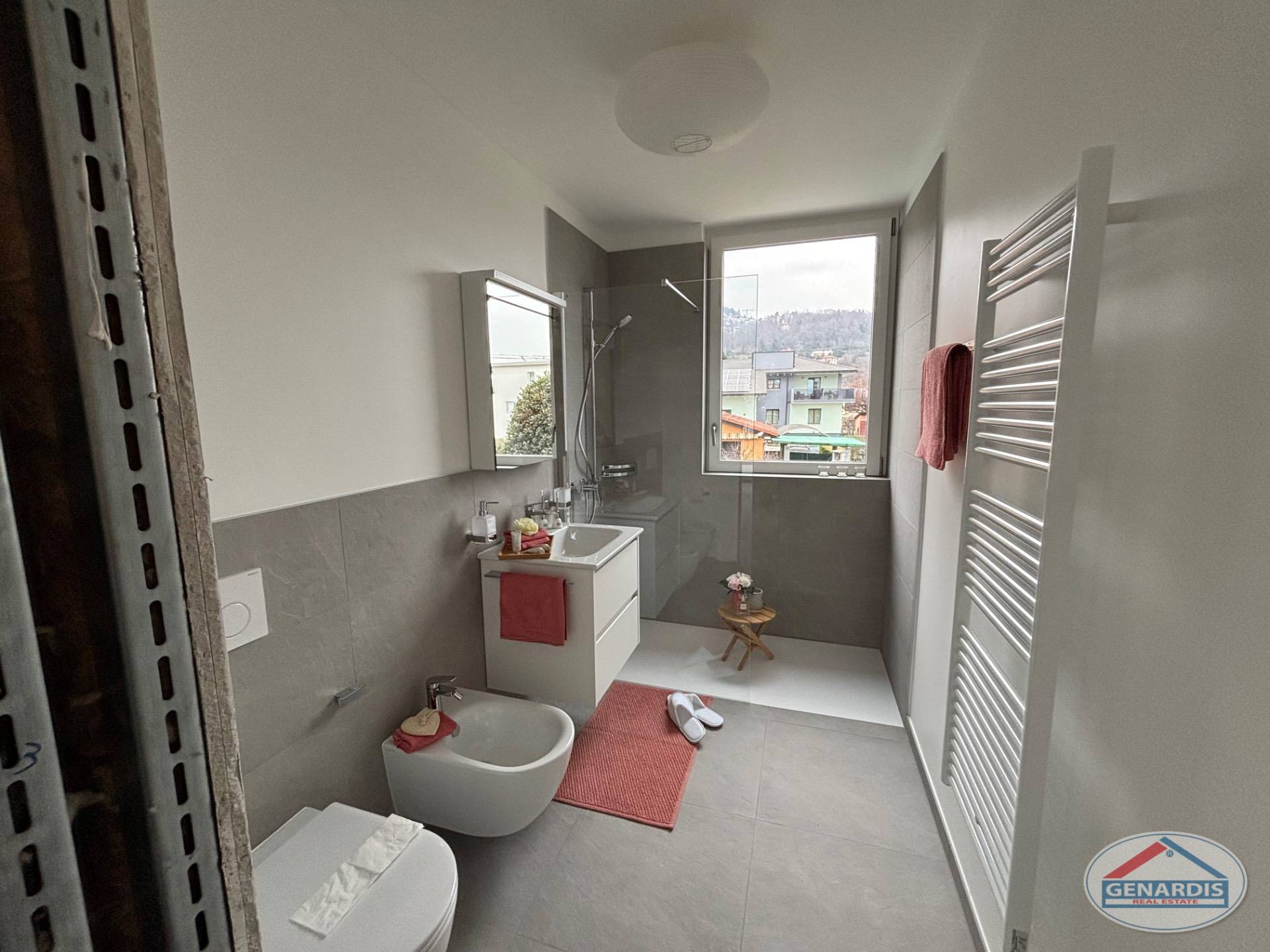 Modernes Badezimmer mit Fensterblick