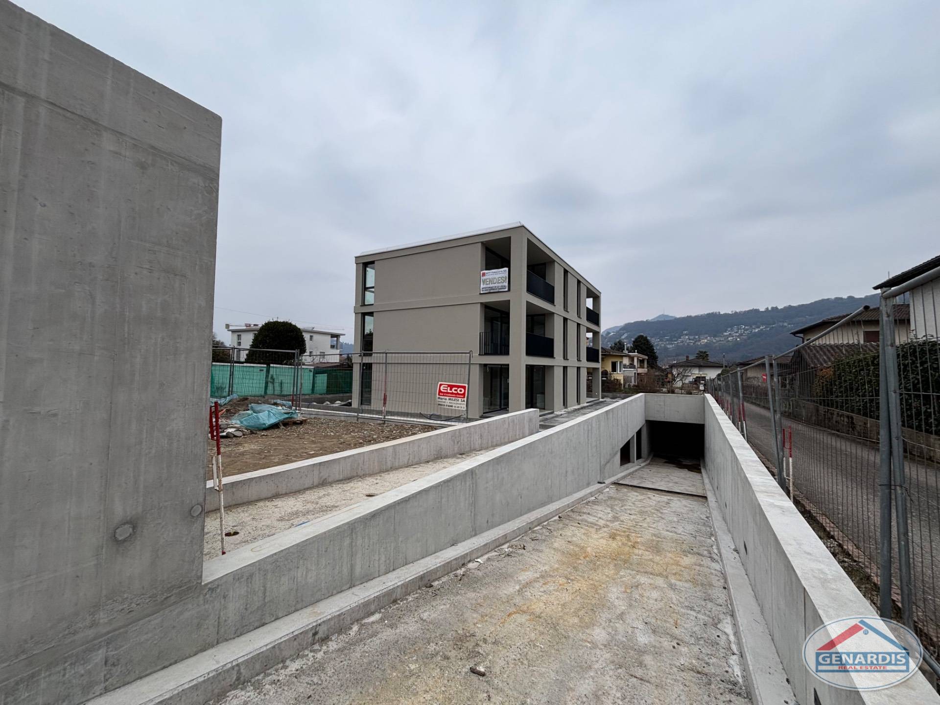 Neubau mit Tiefgaragenrampe