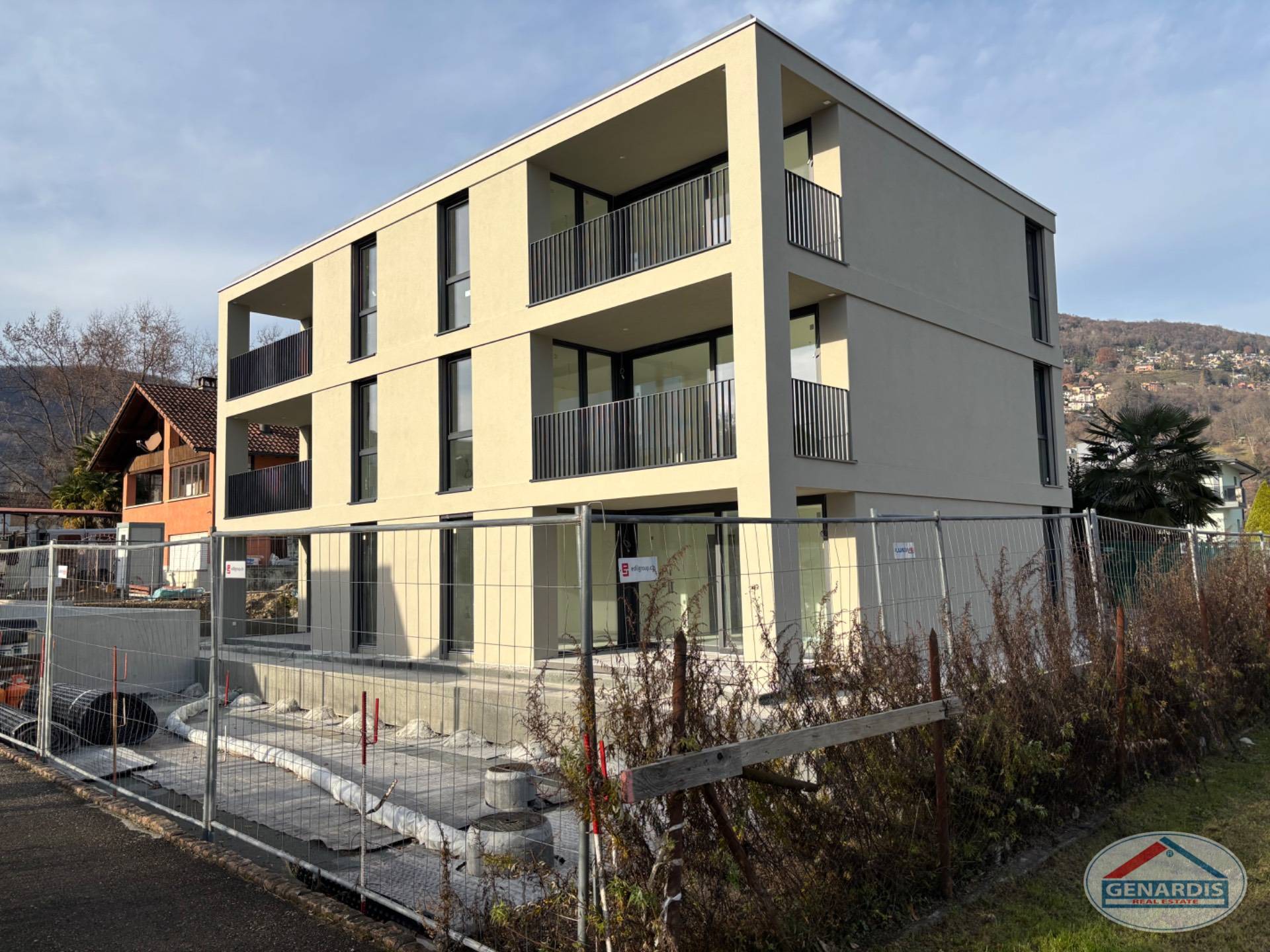 Modernes Mehrfamilienhaus im Bau