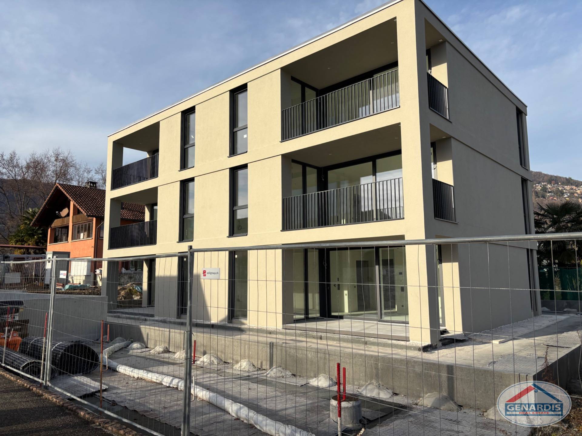 Moderne Neubau-Mehrfamilienhausfassade