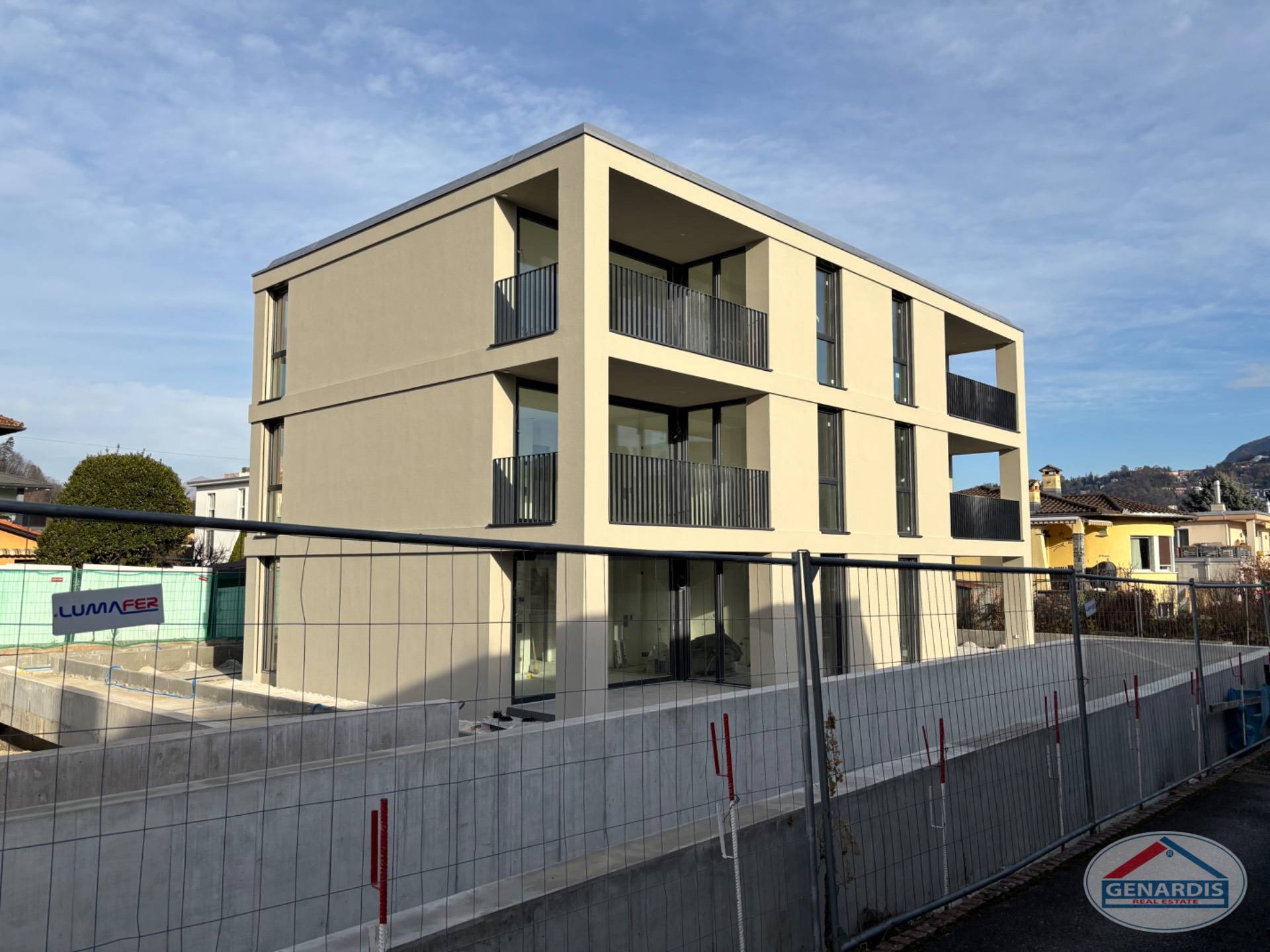 Modernes Mehrfamilienhaus im Neubau
