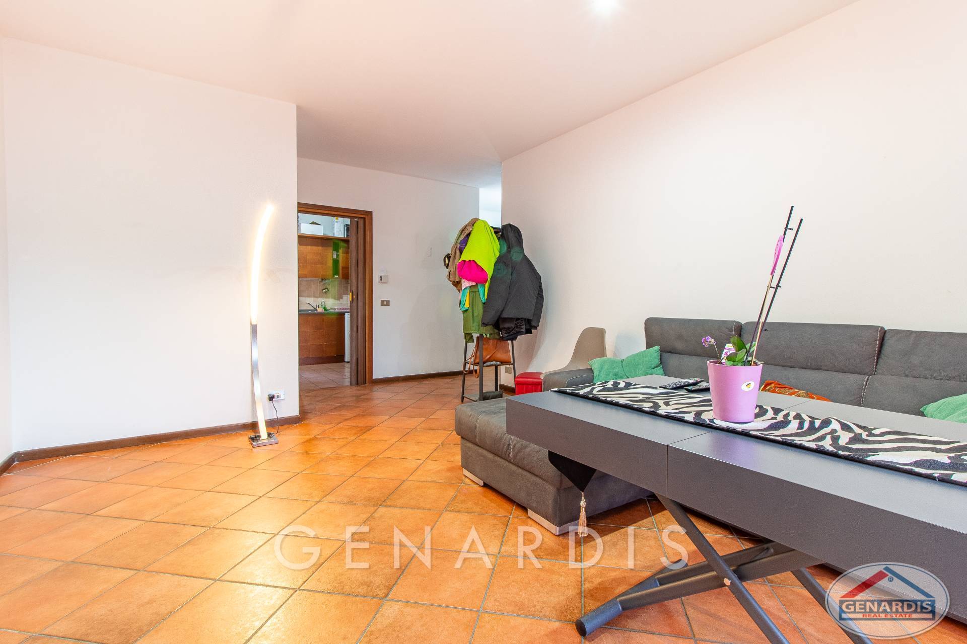 Wohnzimmer mit Blick in einen angrenzenden Raum