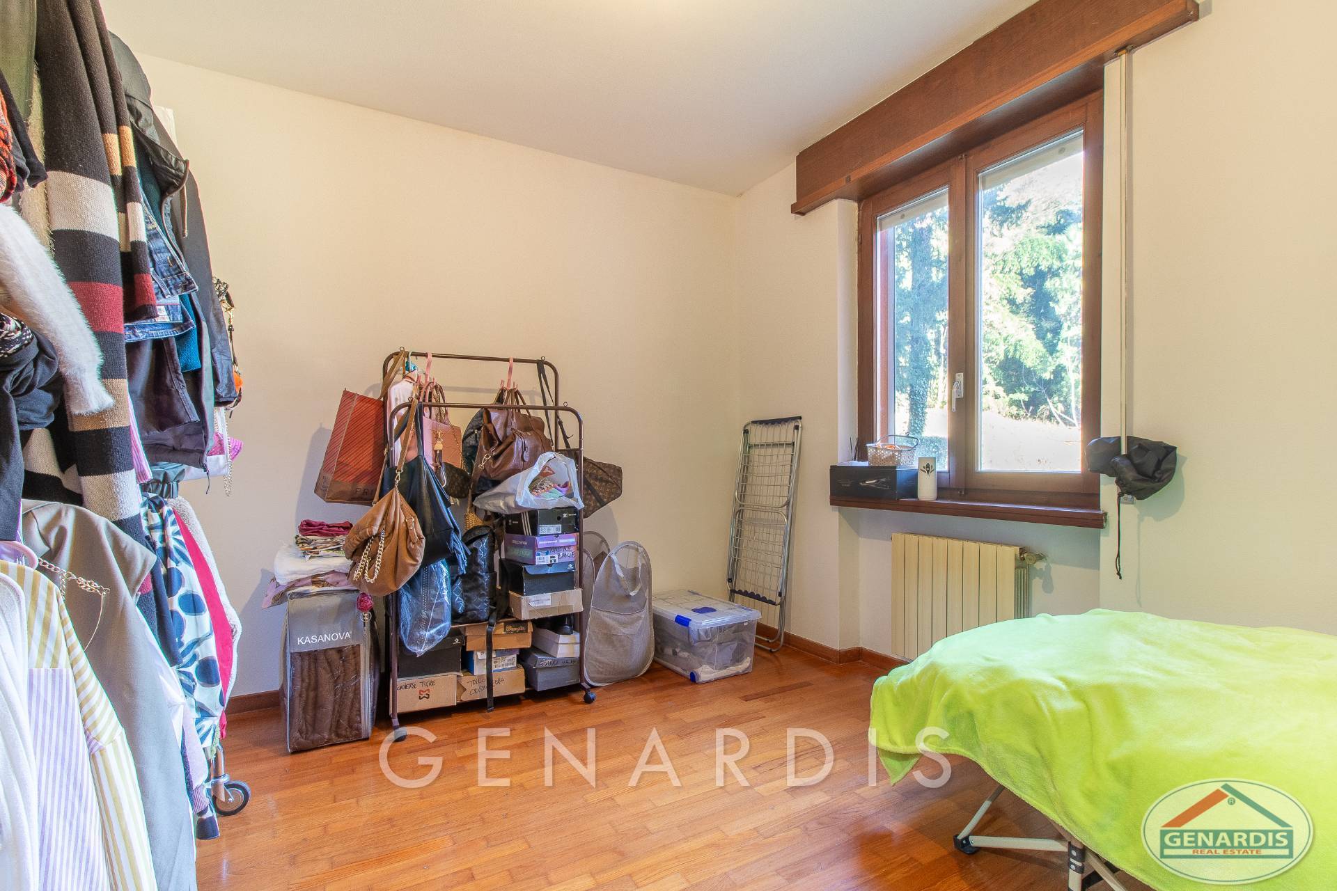 Kleines Schlafzimmer mit Stauraum
