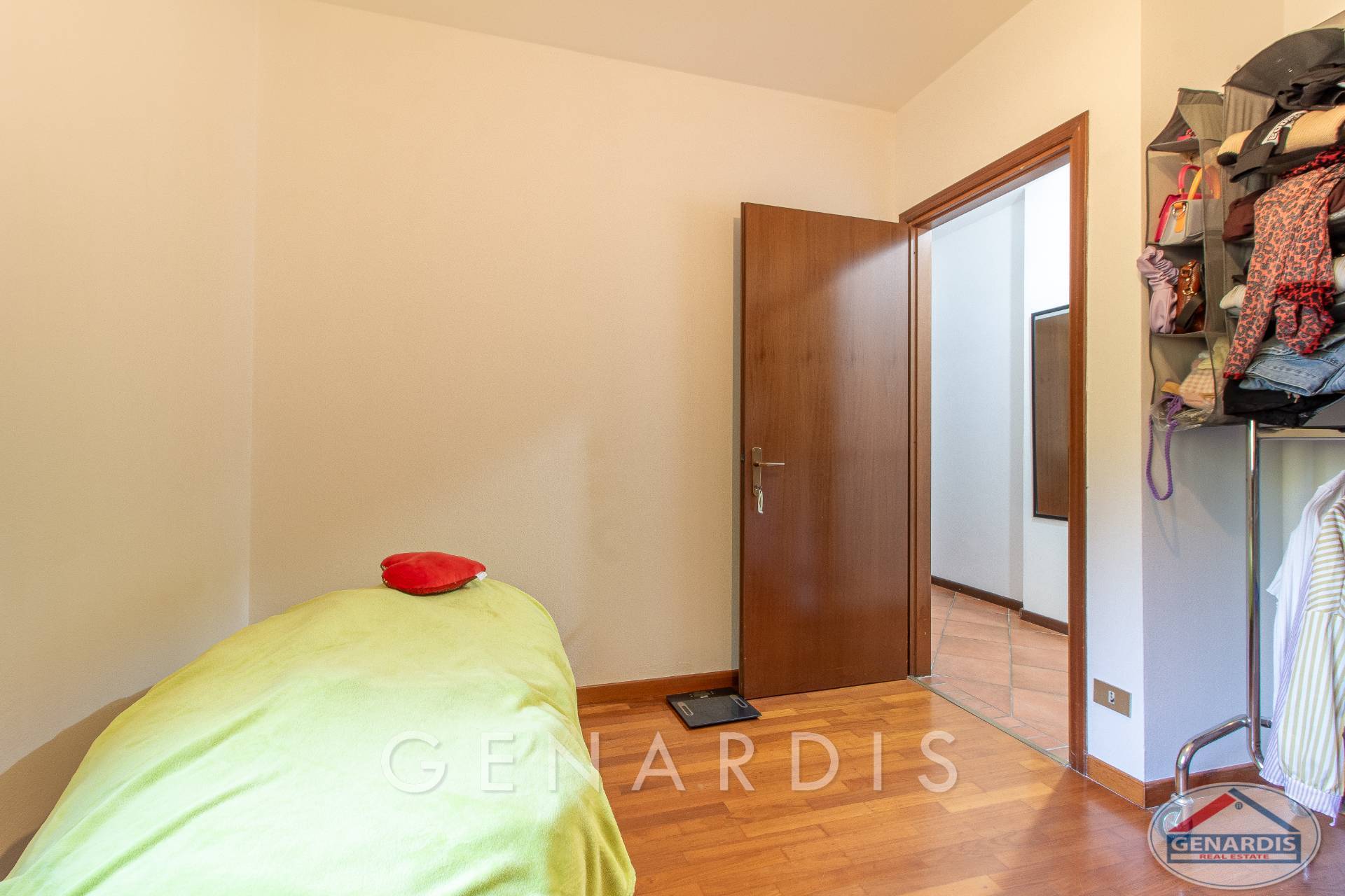 Schlafzimmer mit offener Tür zum Flur