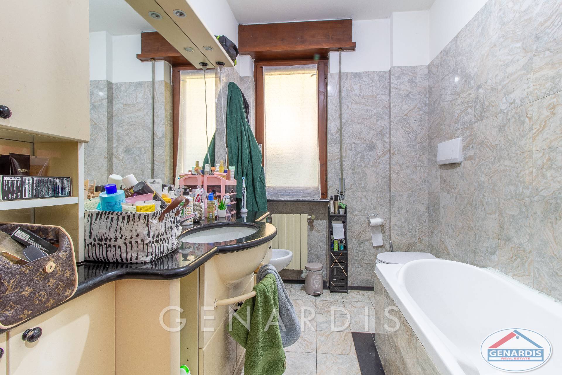 Badezimmer mit Badewanne und Waschtisch