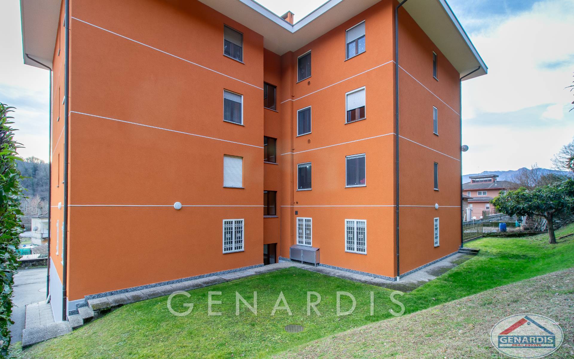 Mehrfamilienhaus mit orangefarbener Fassade